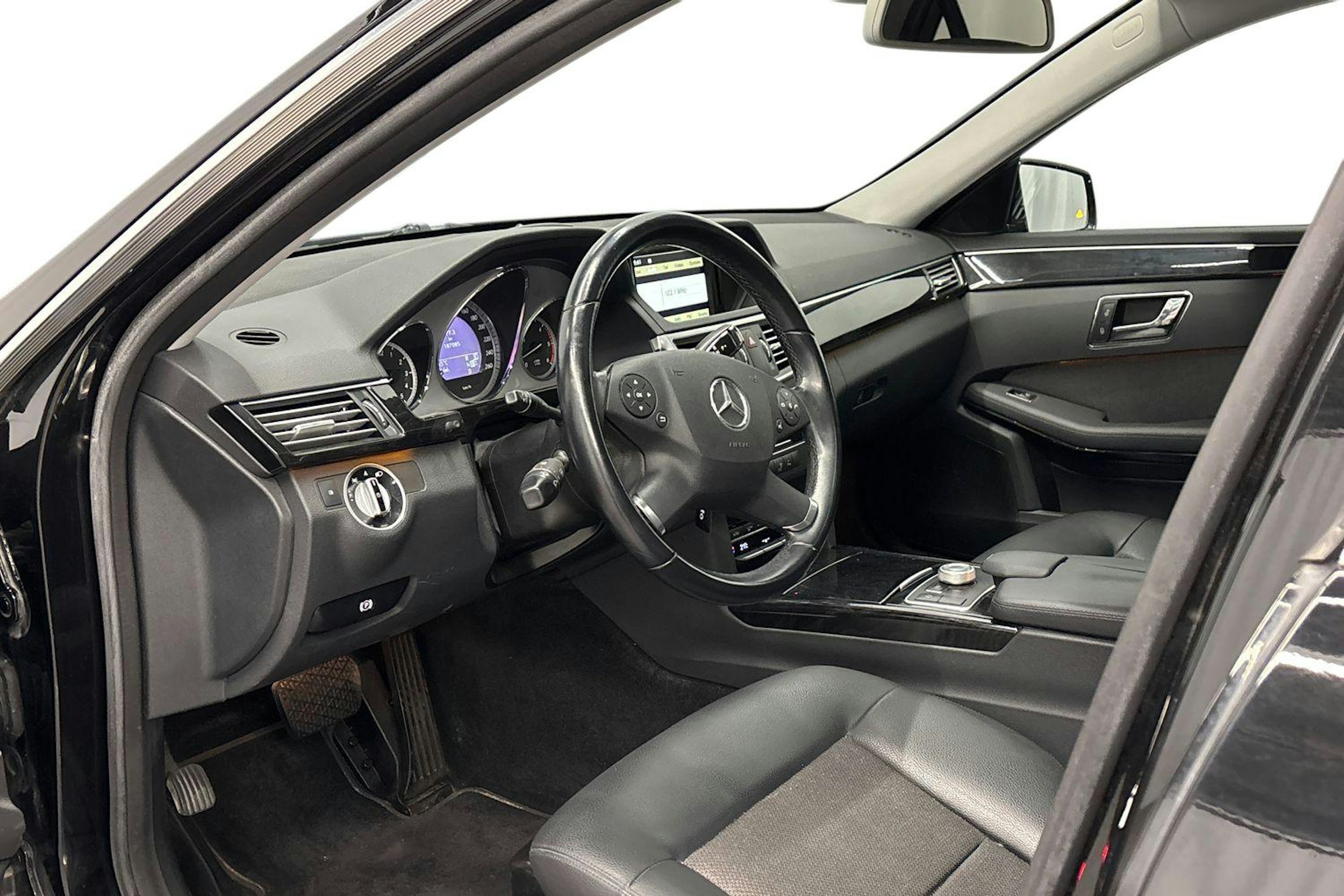 musta Mercedes-Benz E 2011 kuva 7.