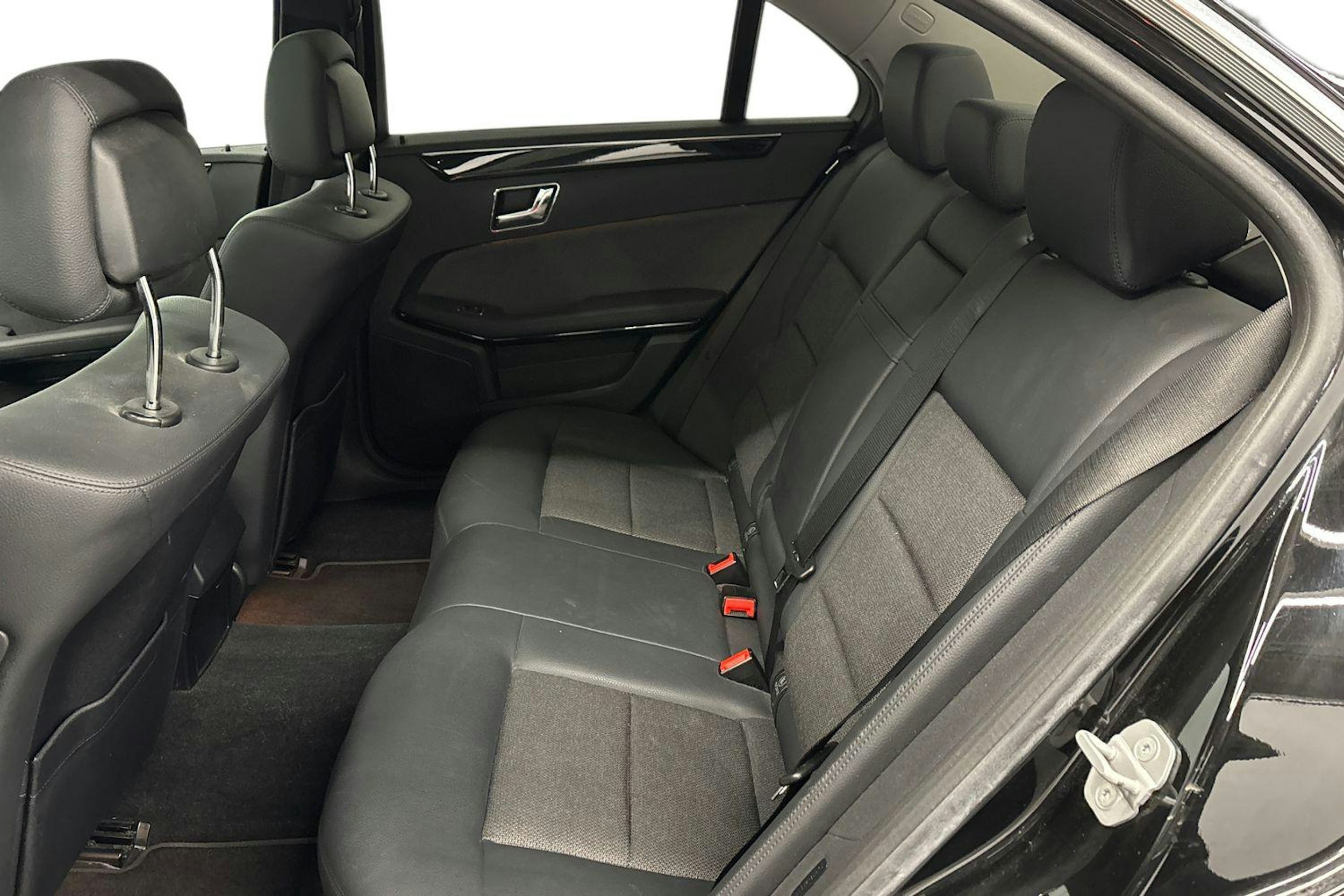 musta Mercedes-Benz E 2011 kuva 10.