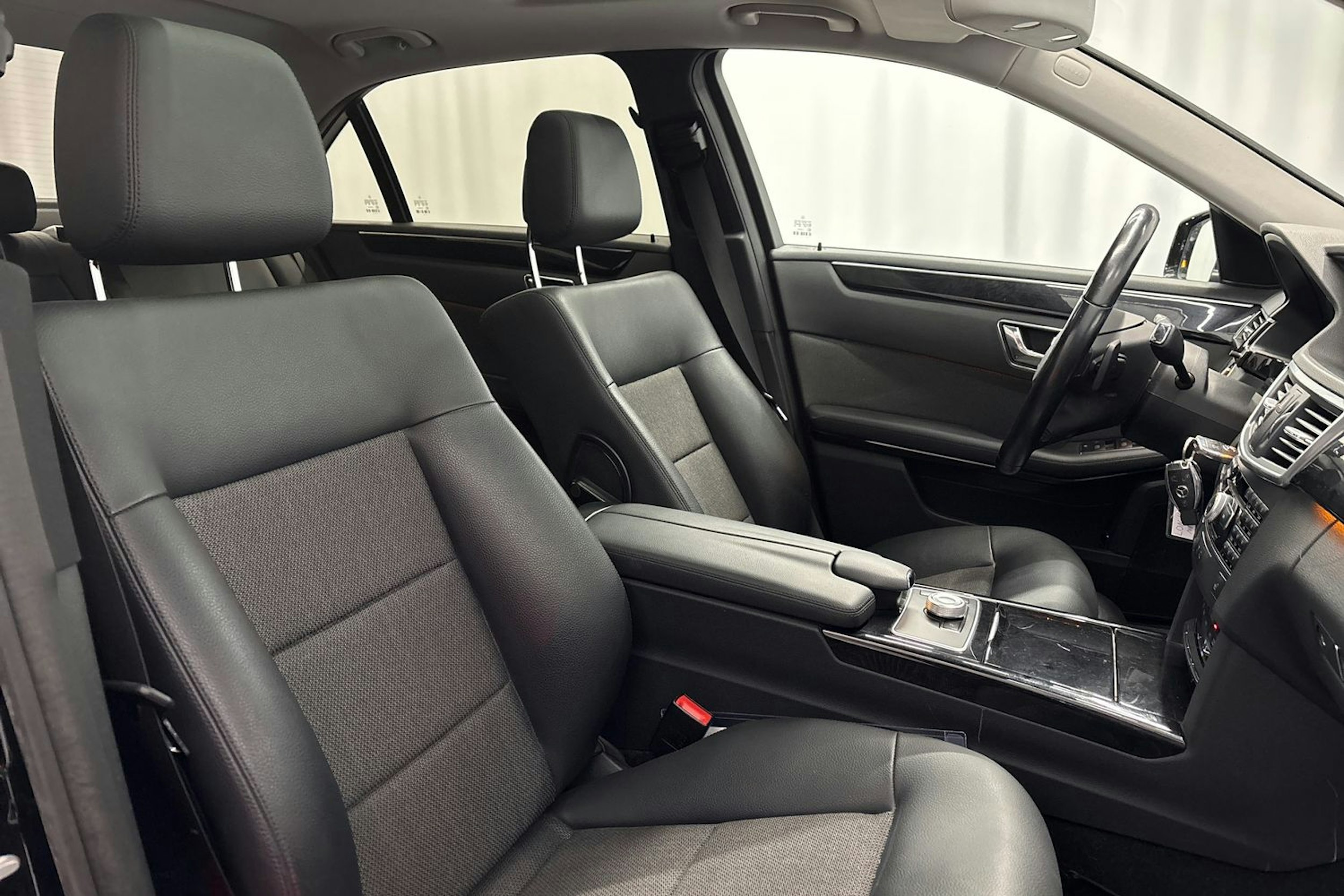 musta Mercedes-Benz E 2011 kuva 14.