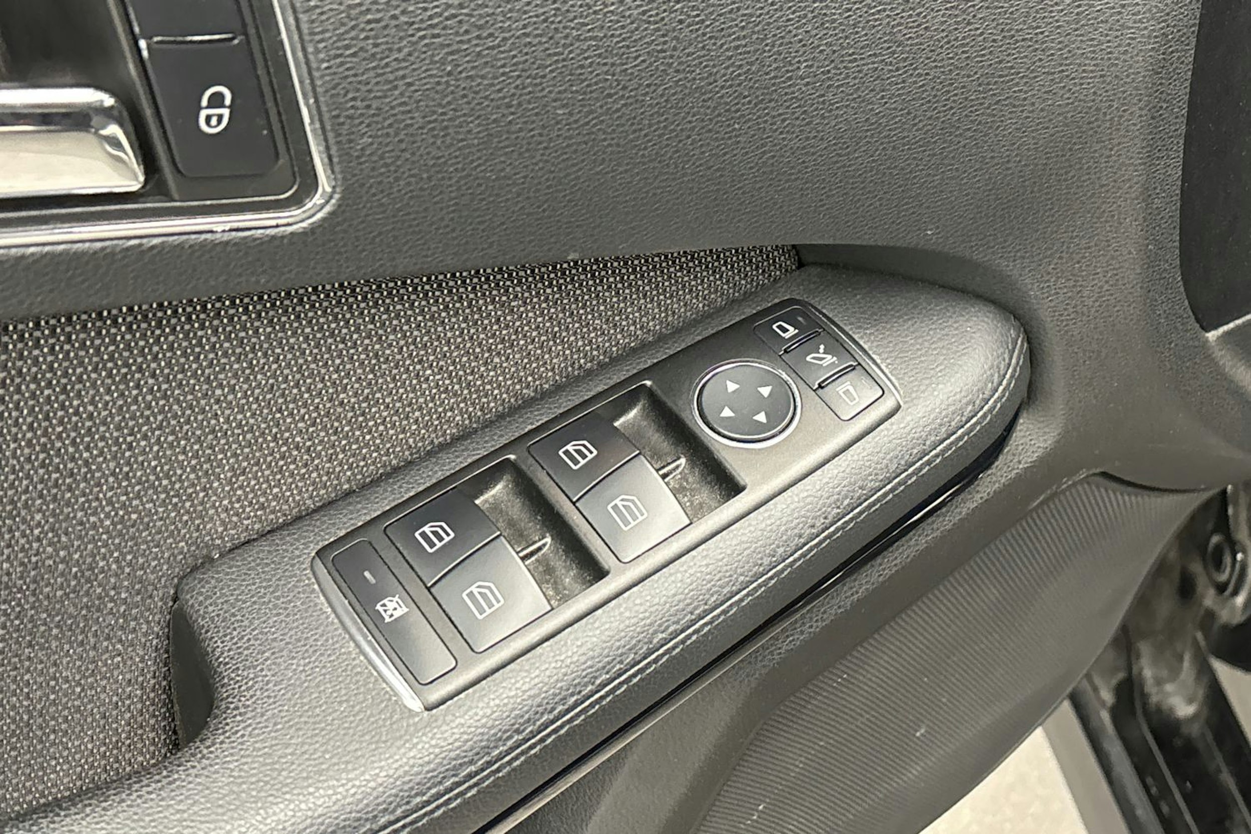 musta Mercedes-Benz E 2011 kuva 15.