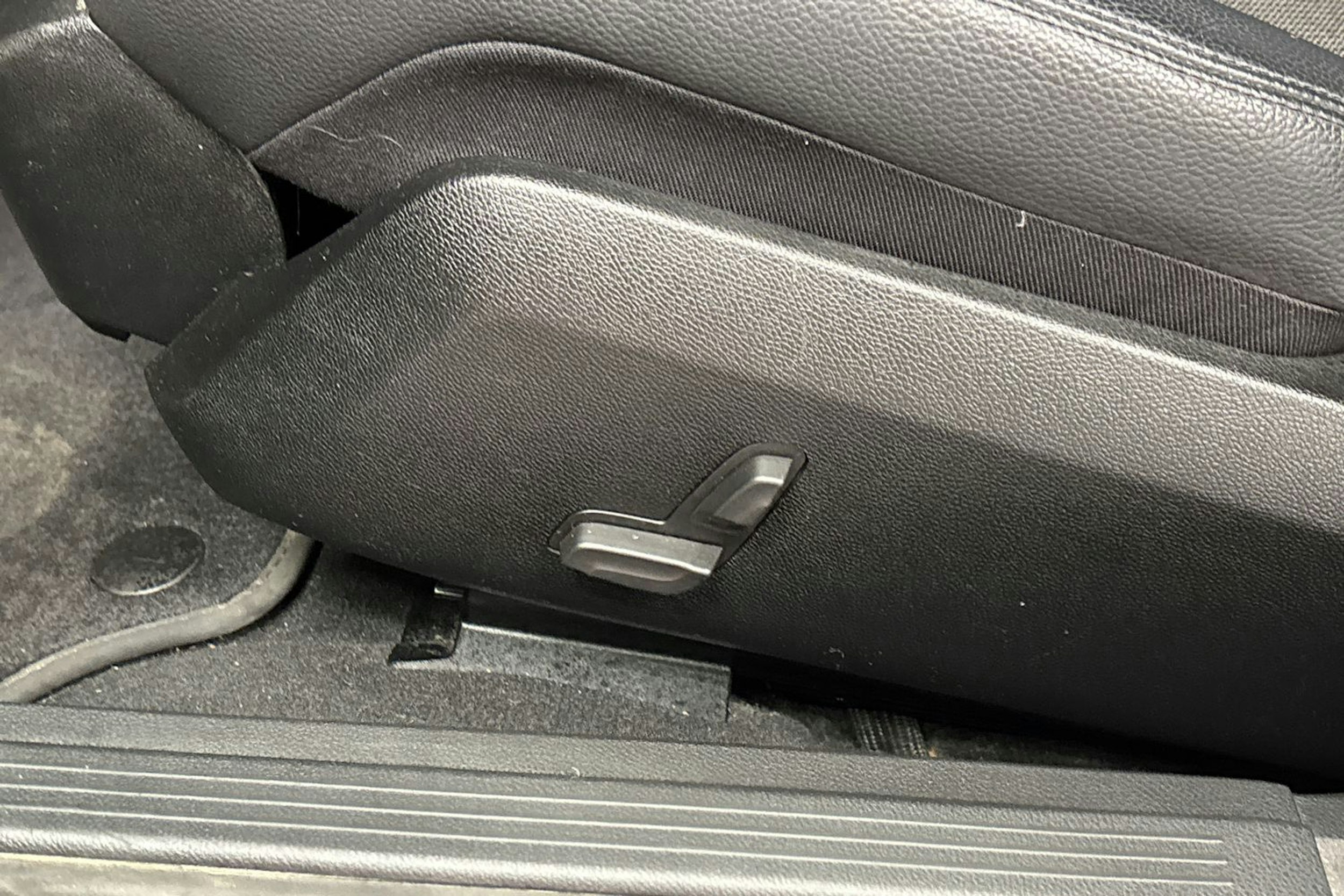 musta Mercedes-Benz E 2011 kuva 16.