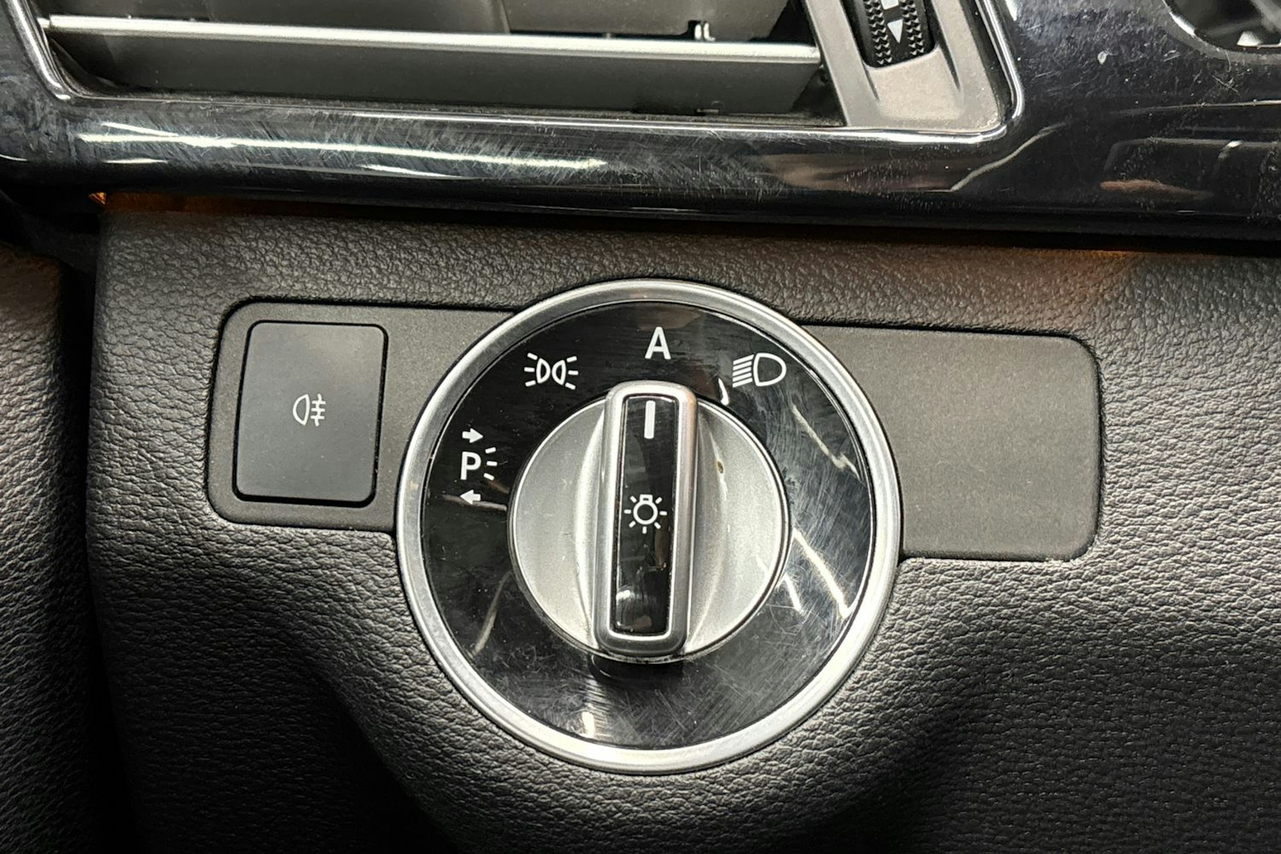 musta Mercedes-Benz E 2011 kuva 17.