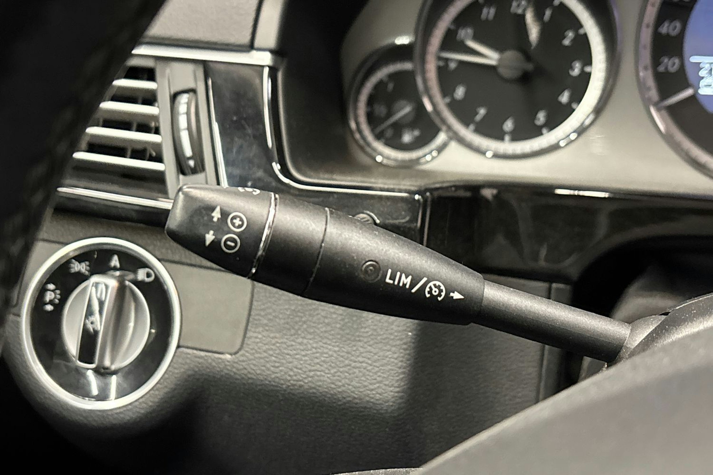 musta Mercedes-Benz E 2011 kuva 20.