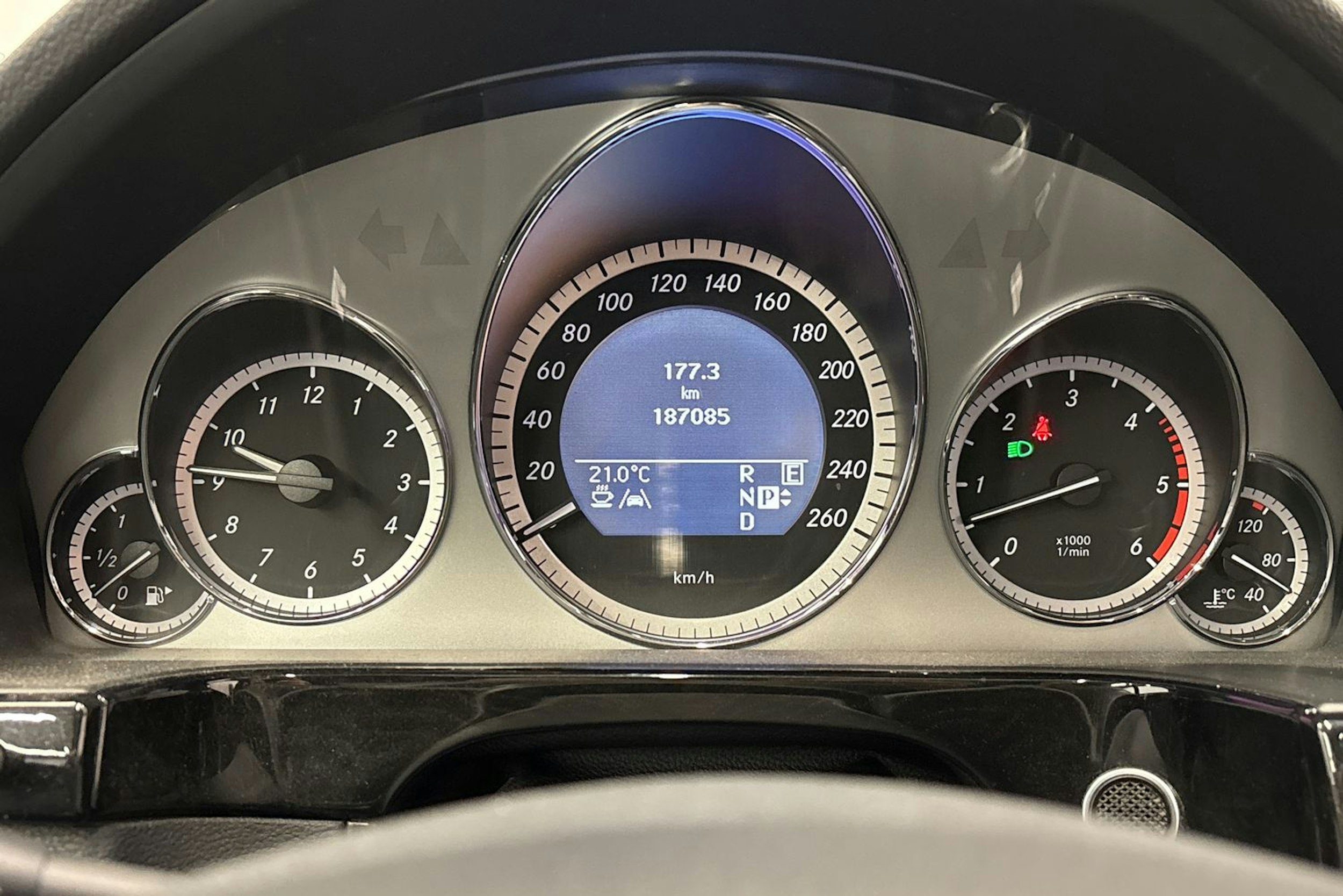 musta Mercedes-Benz E 2011 kuva 21.