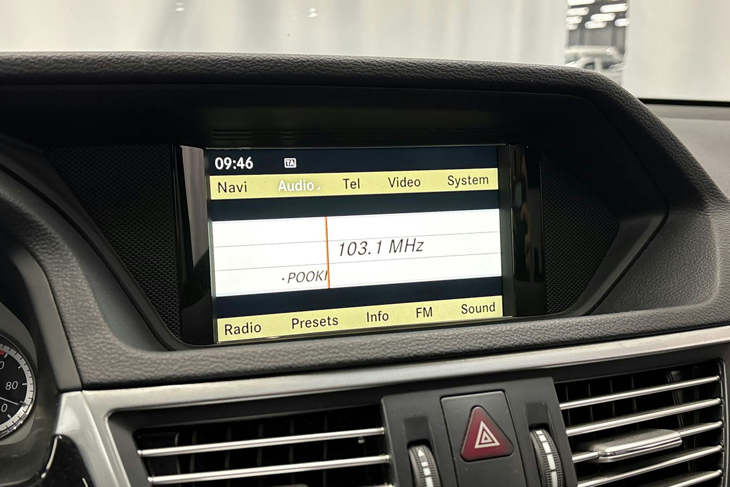 musta Mercedes-Benz E 2011 kuva 22.