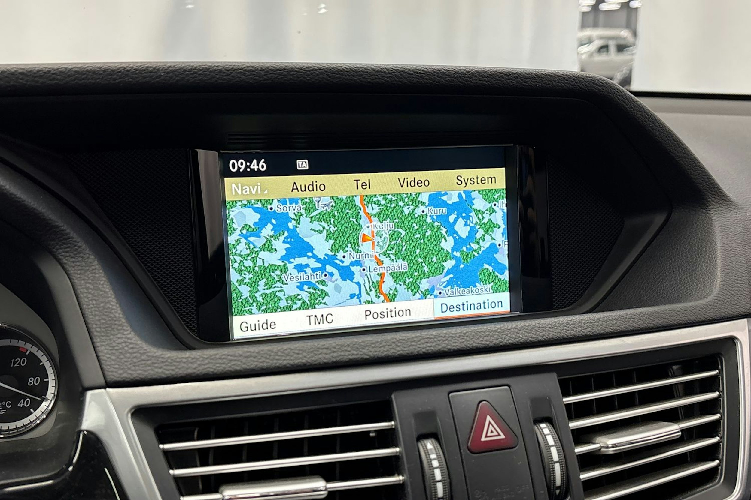 musta Mercedes-Benz E 2011 kuva 23.