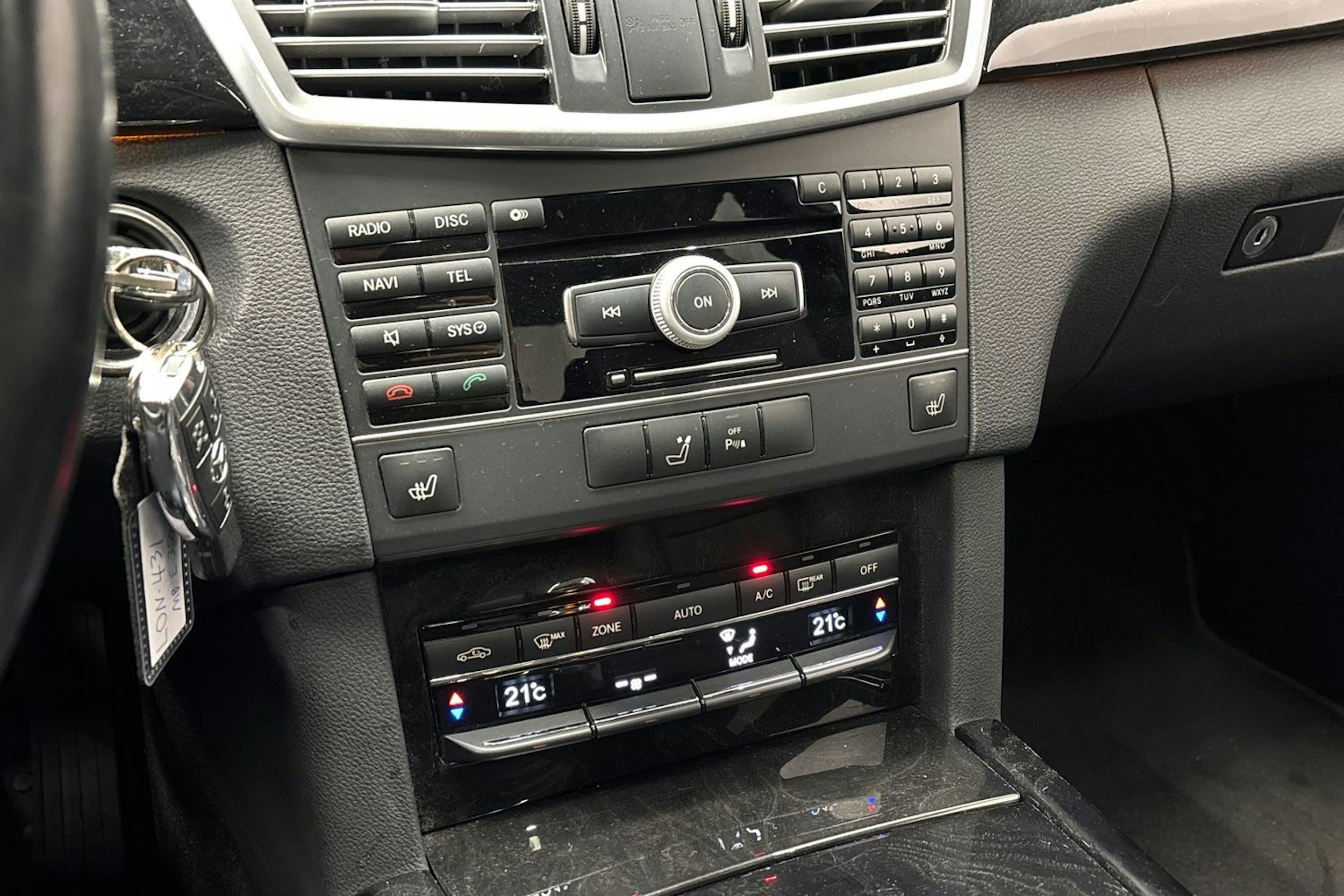 musta Mercedes-Benz E 2011 kuva 24.