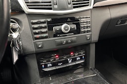 musta Mercedes-Benz E 2011 kuva 24.