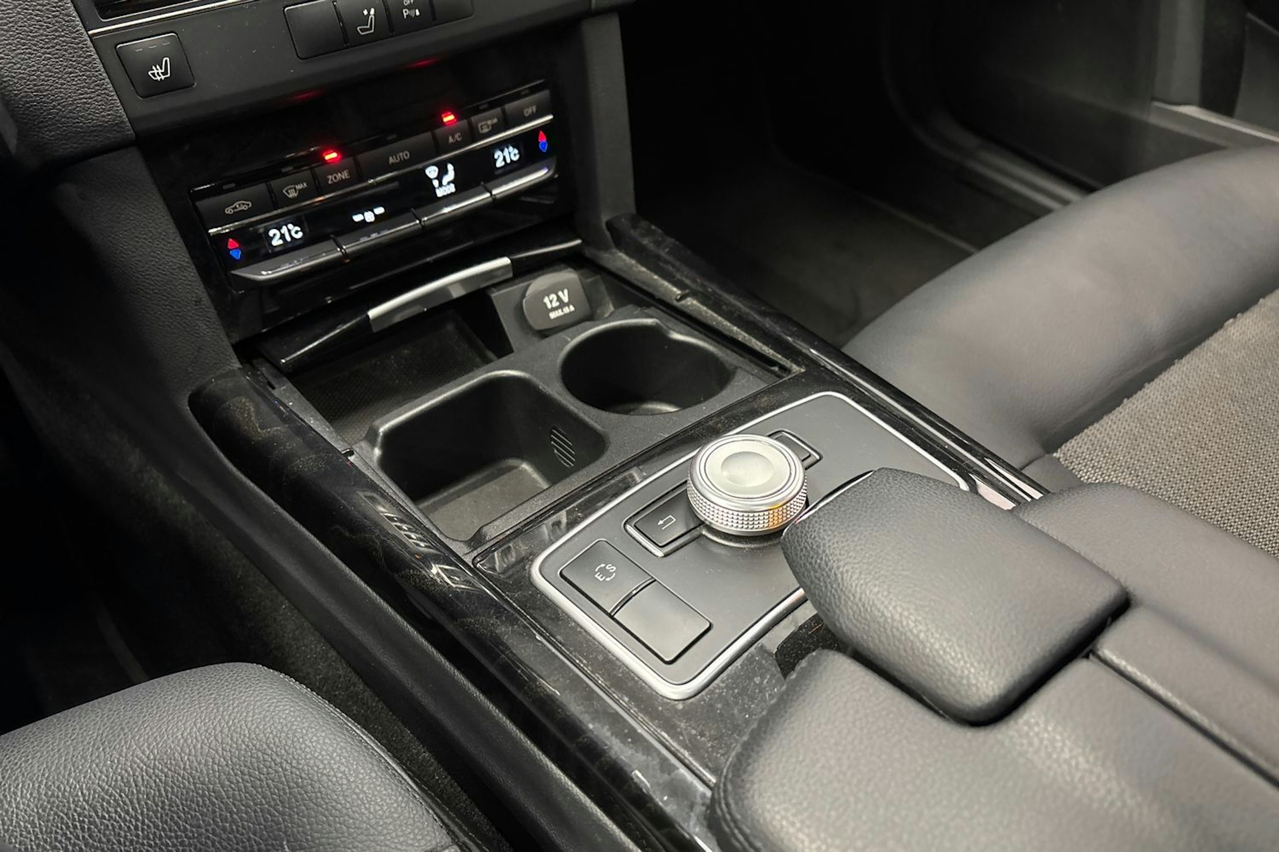 musta Mercedes-Benz E 2011 kuva 25.