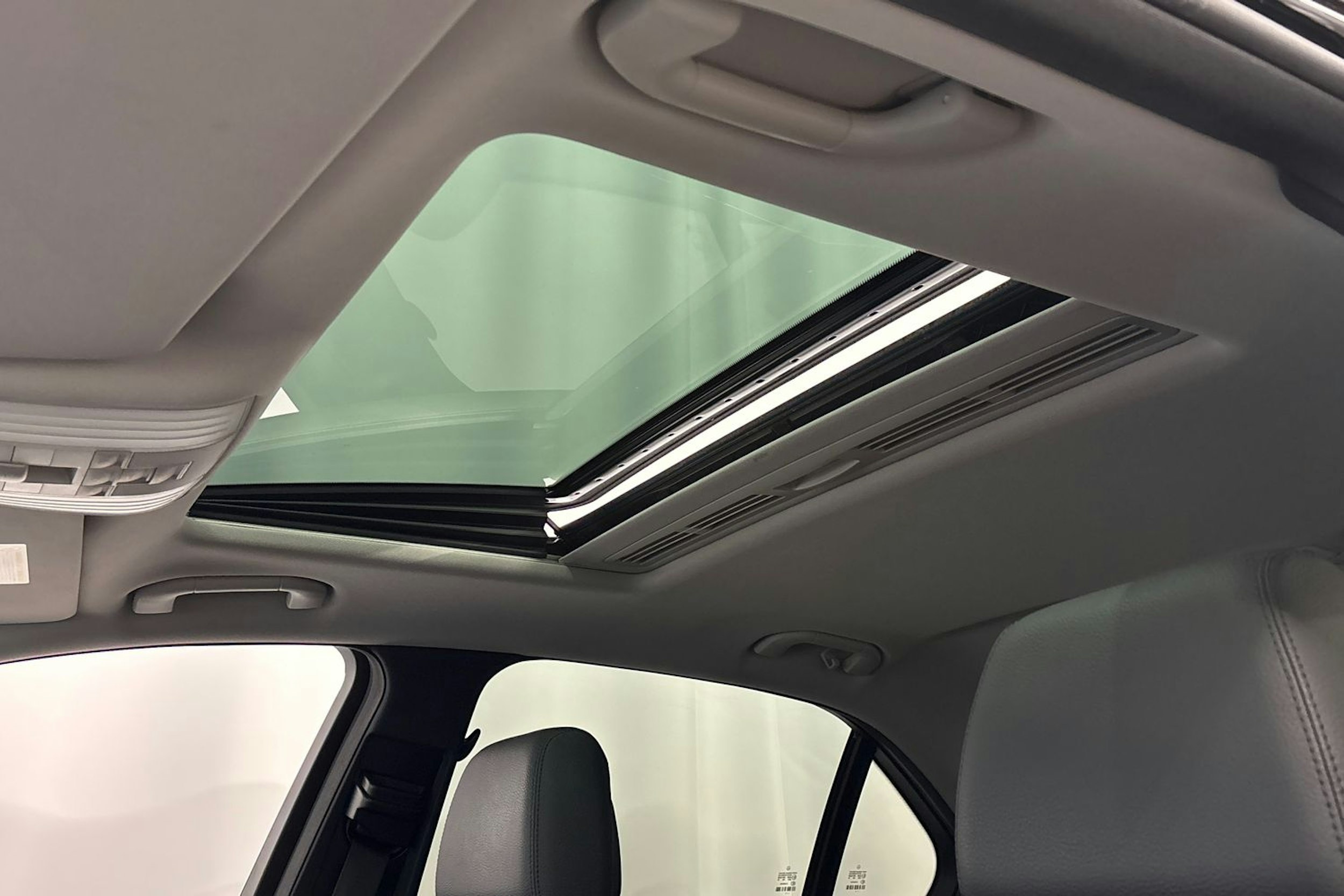 musta Mercedes-Benz E 2011 kuva 26.