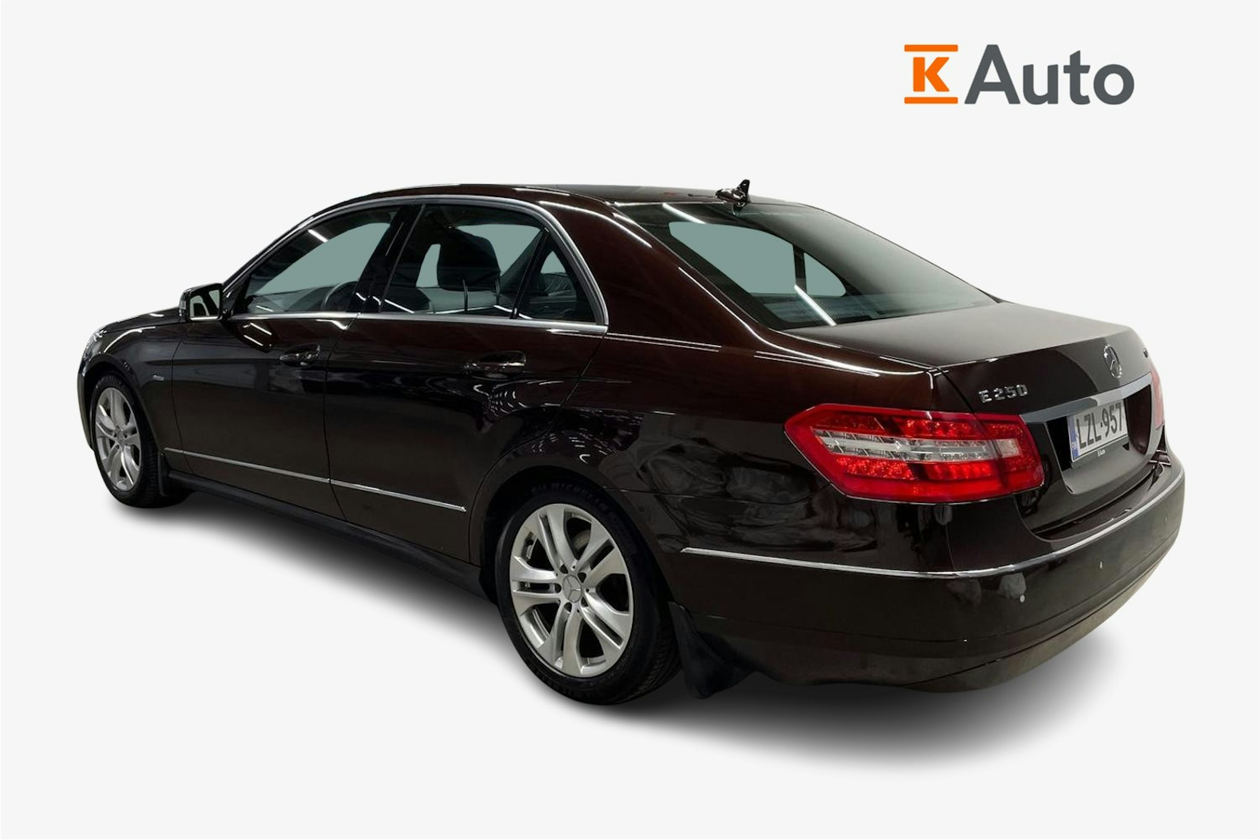 ruskea (beige) Mercedes-Benz E 2011 kuva 2.