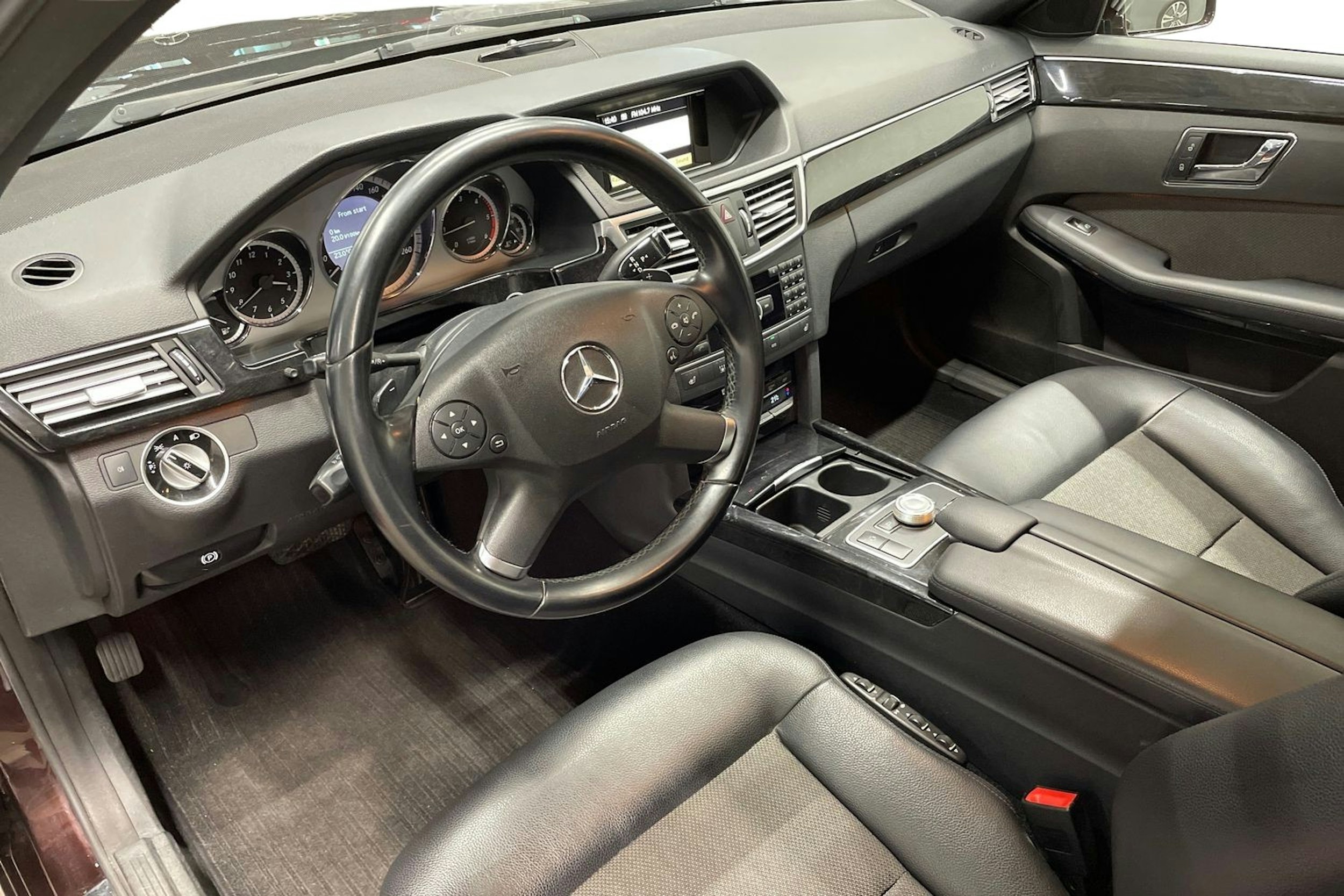 ruskea (beige) Mercedes-Benz E 2011 kuva 7.