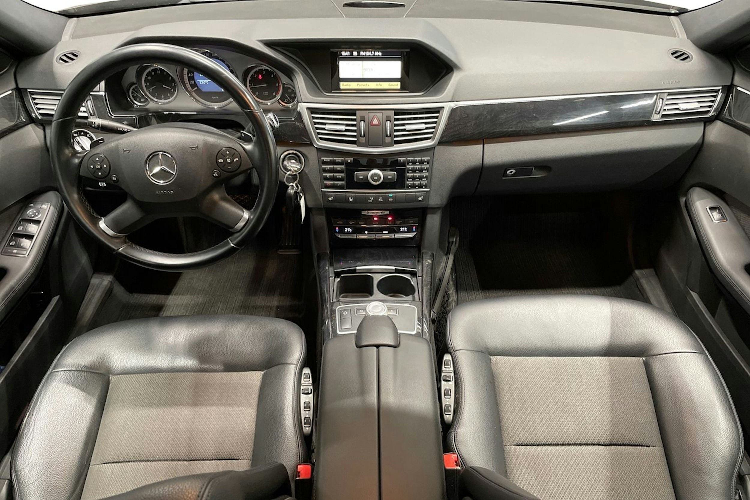 ruskea (beige) Mercedes-Benz E 2011 kuva 9.