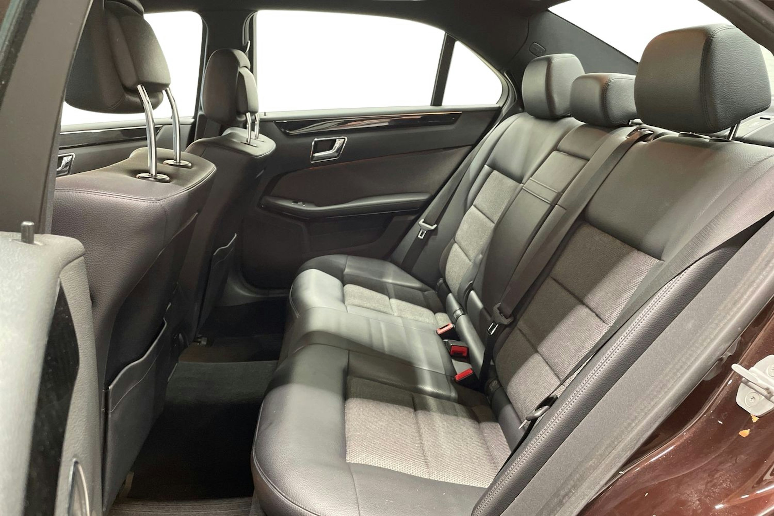 ruskea (beige) Mercedes-Benz E 2011 kuva 10.