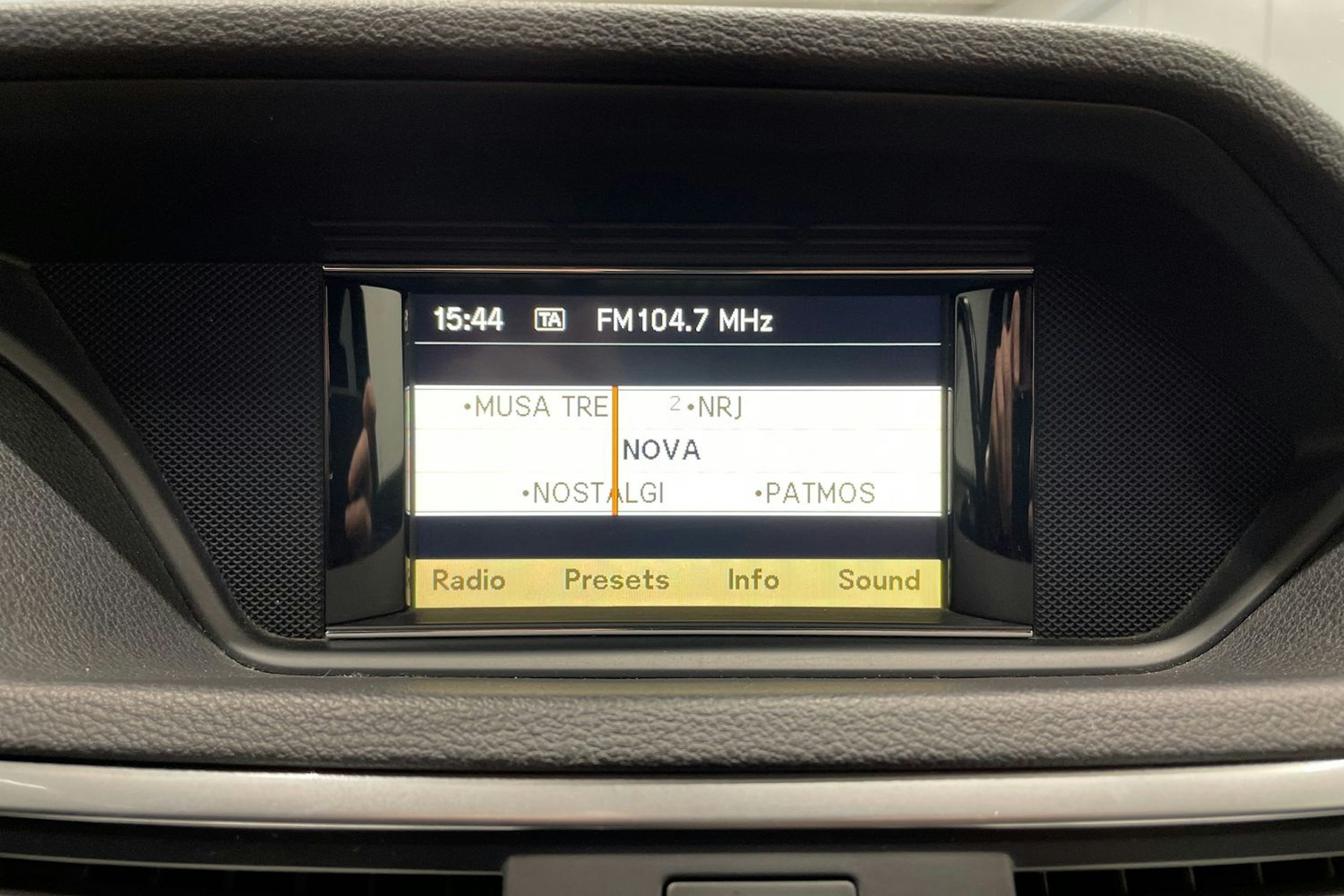 ruskea (beige) Mercedes-Benz E 2011 kuva 17.