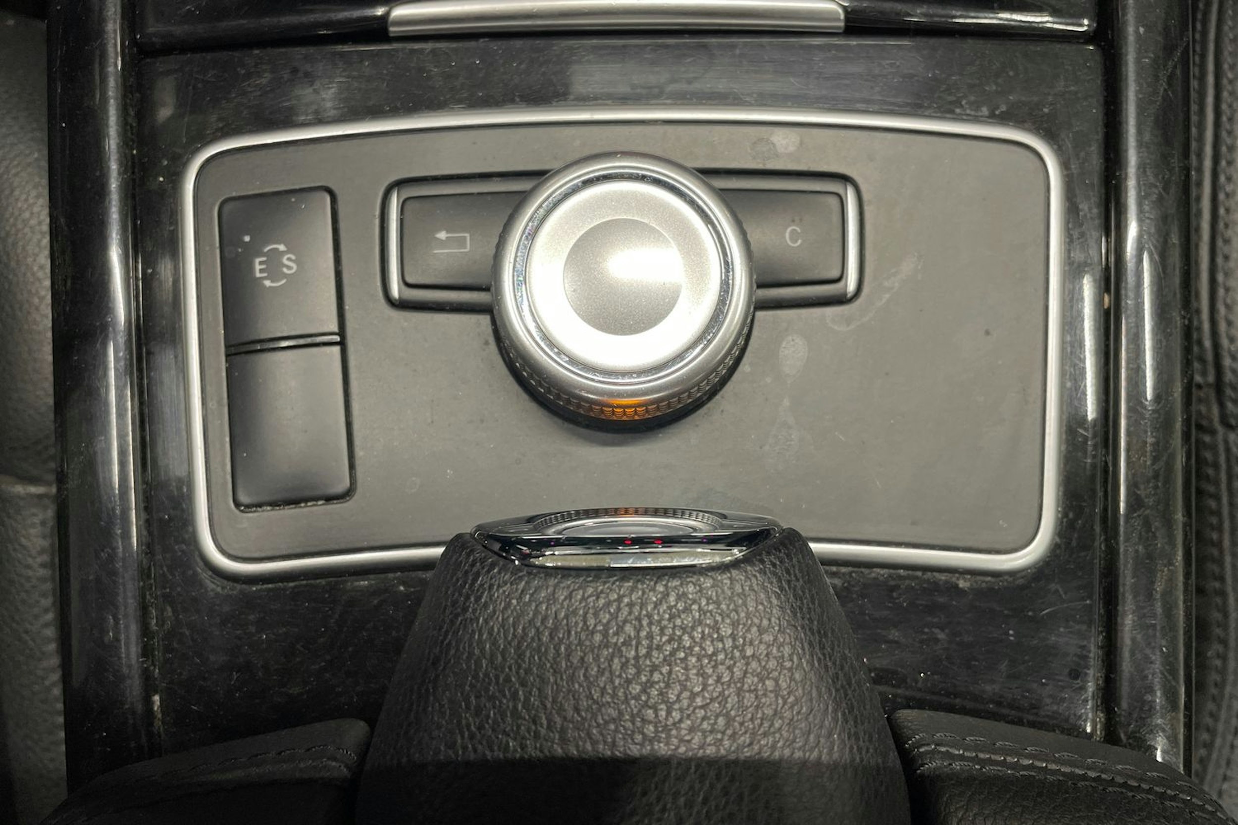 ruskea (beige) Mercedes-Benz E 2011 kuva 20.