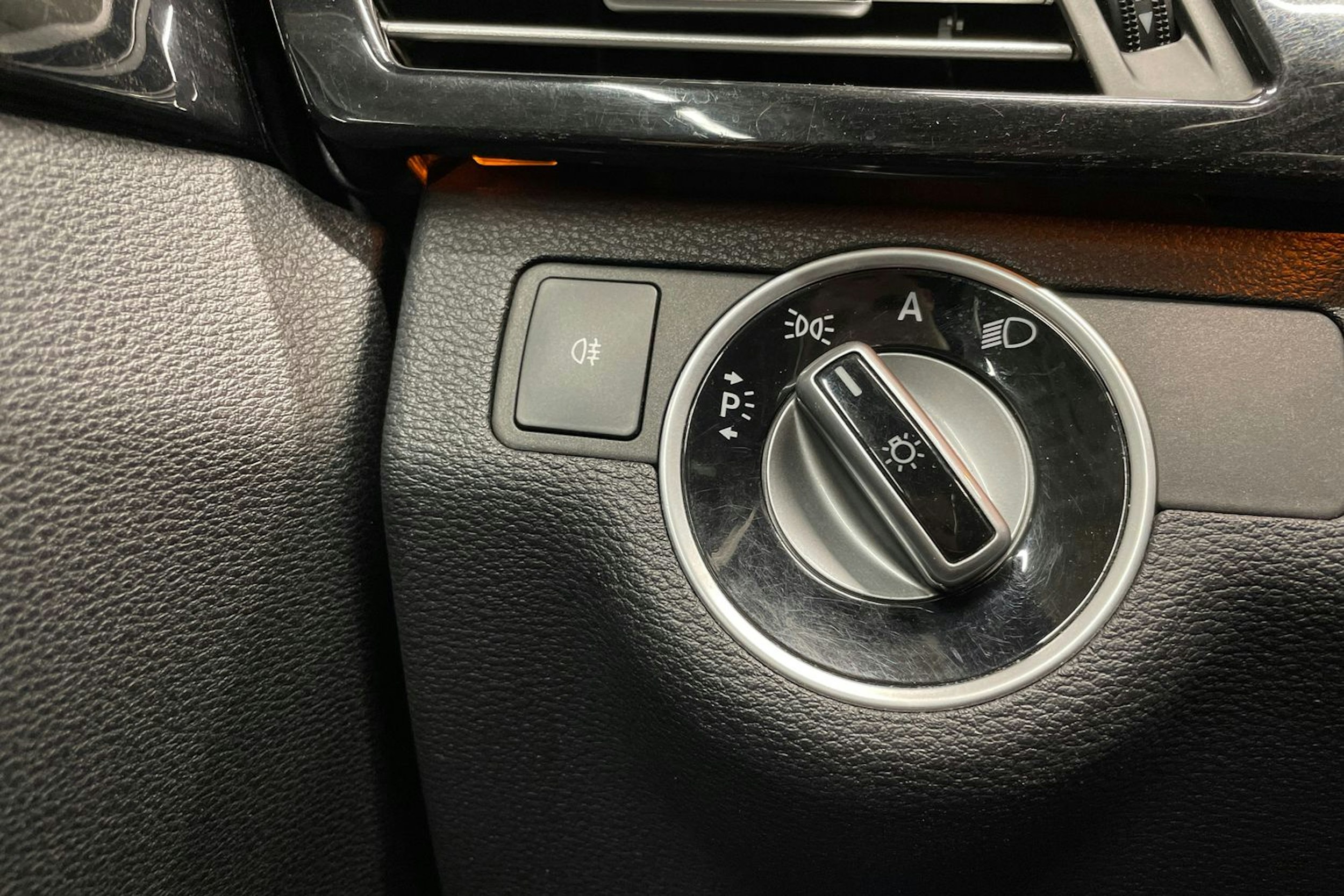 ruskea (beige) Mercedes-Benz E 2011 kuva 22.