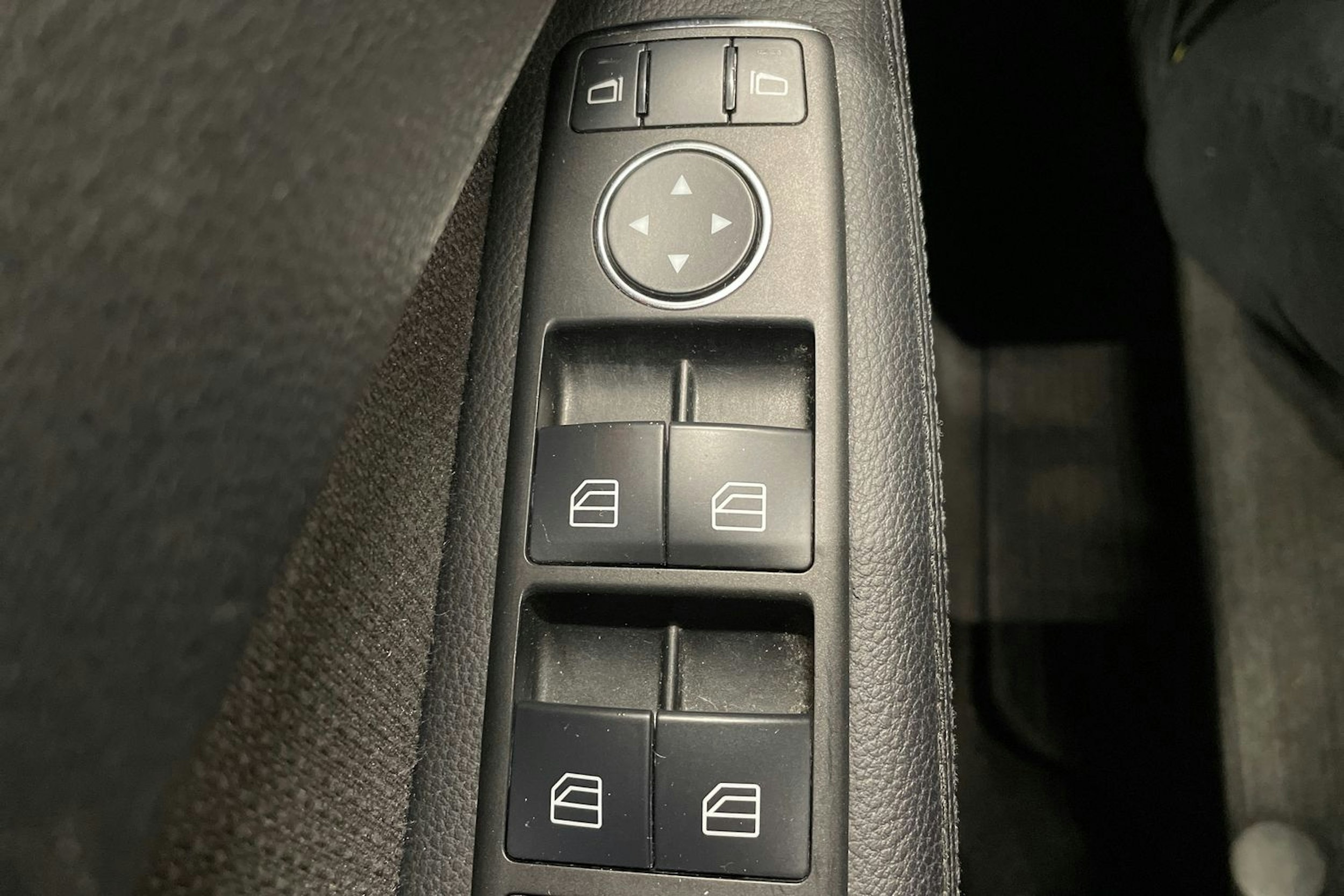 ruskea (beige) Mercedes-Benz E 2011 kuva 23.