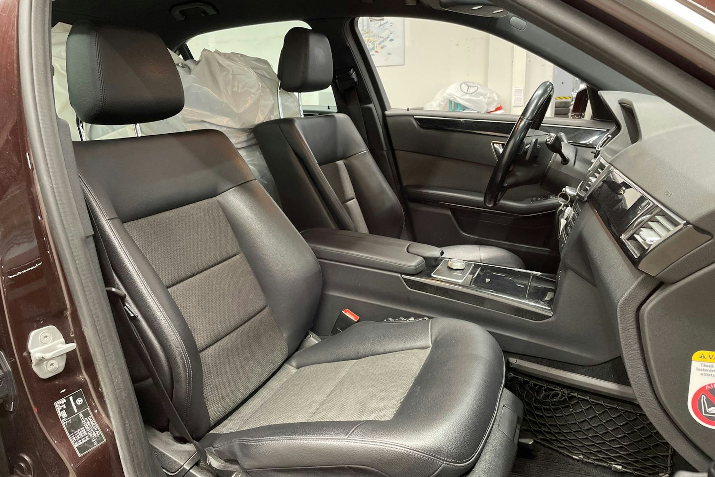 ruskea (beige) Mercedes-Benz E 2011 kuva 27.