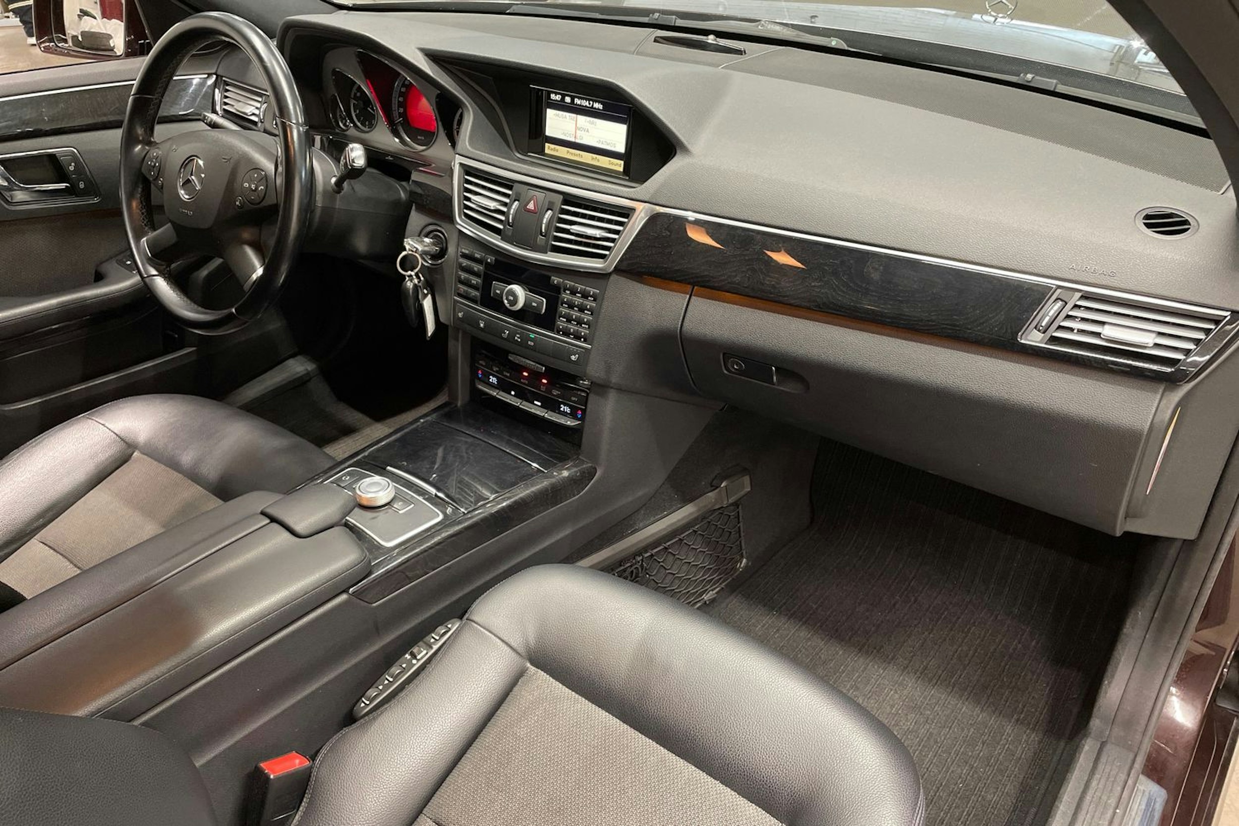 ruskea (beige) Mercedes-Benz E 2011 kuva 28.
