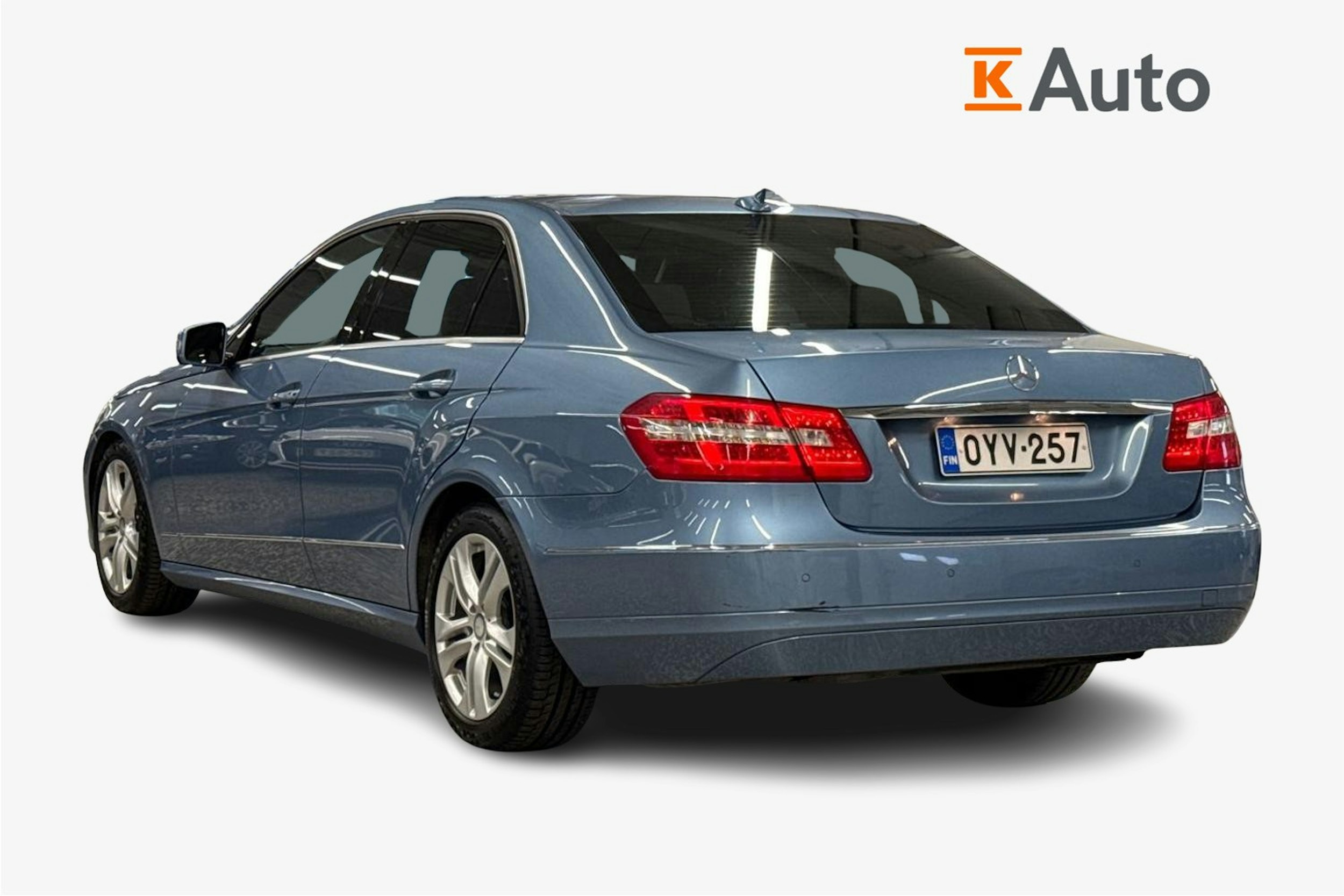 sininen Mercedes-Benz E 2011 kuva 2.