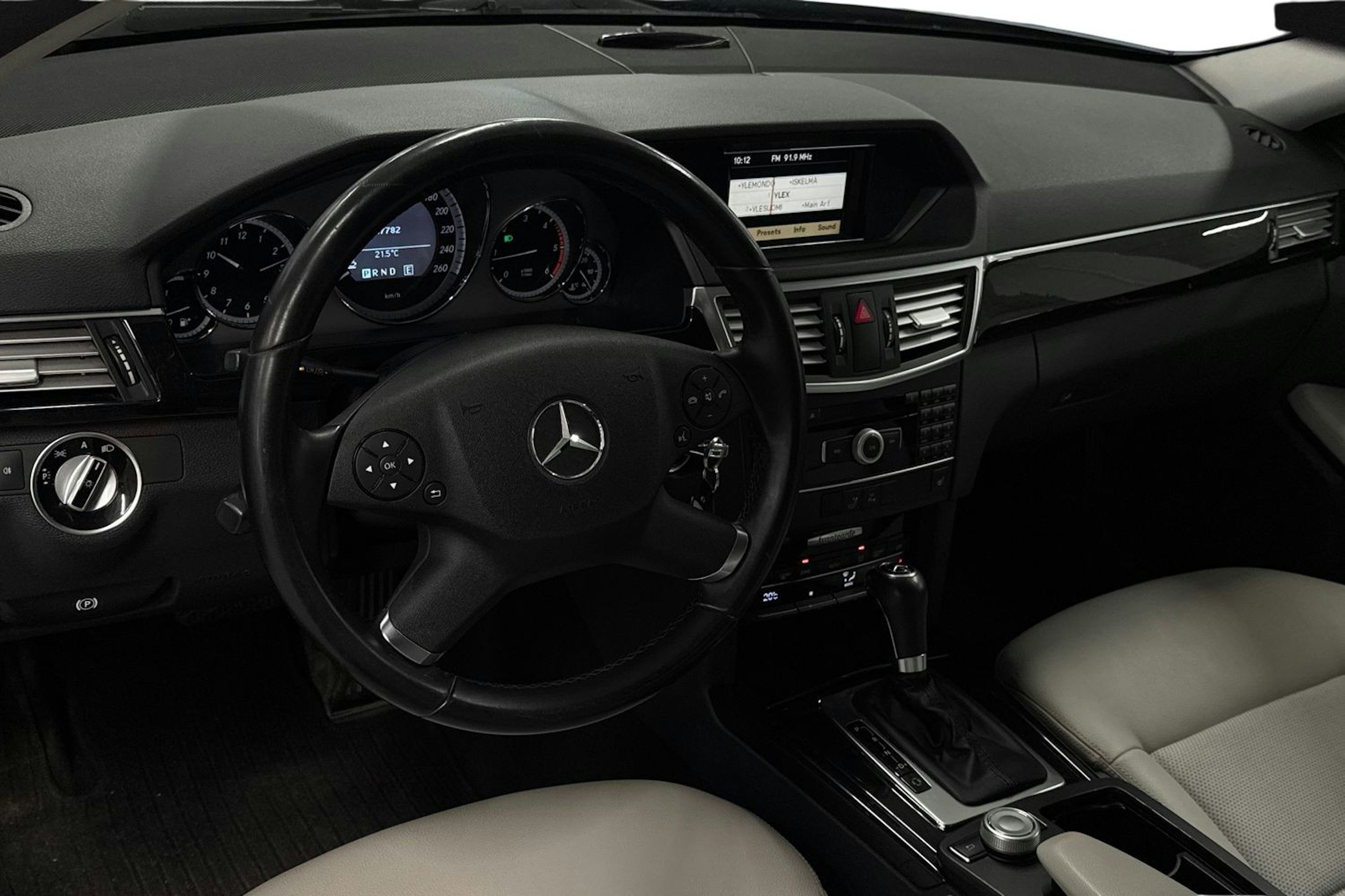 sininen Mercedes-Benz E 2011 kuva 7.