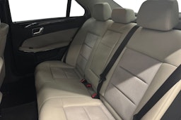 sininen Mercedes-Benz E 2011 kuva 10.