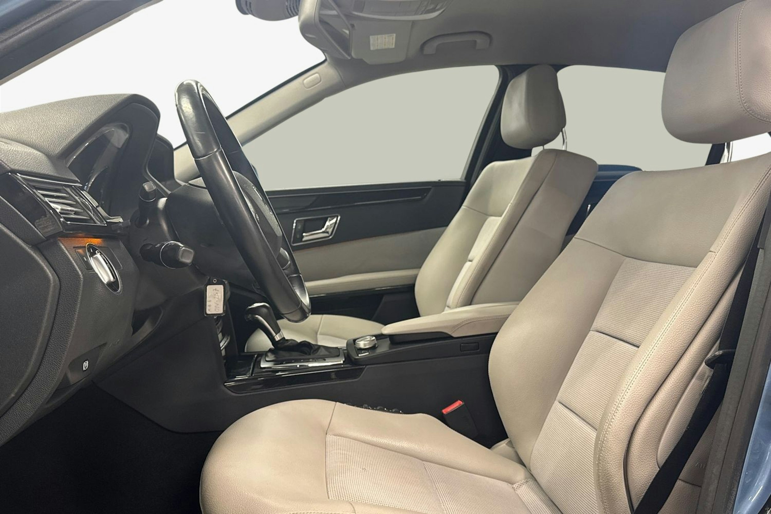 sininen Mercedes-Benz E 2011 kuva 11.