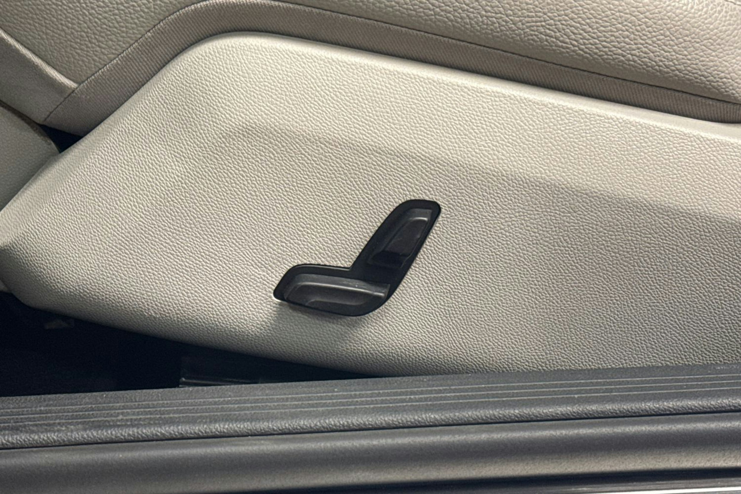 sininen Mercedes-Benz E 2011 kuva 13.