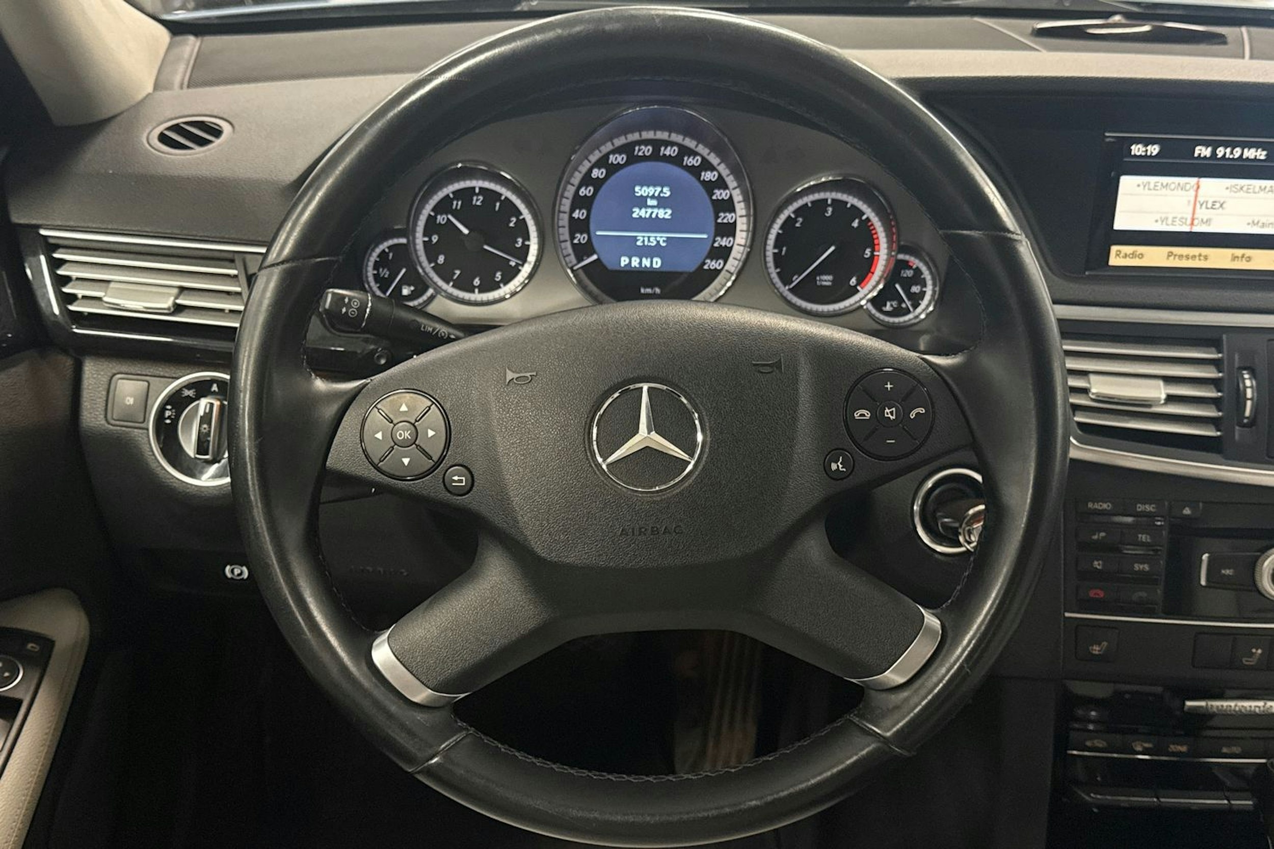 sininen Mercedes-Benz E 2011 kuva 14.