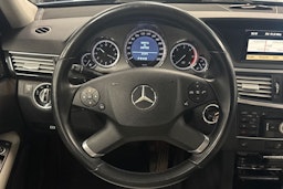 sininen Mercedes-Benz E 2011 kuva 14.
