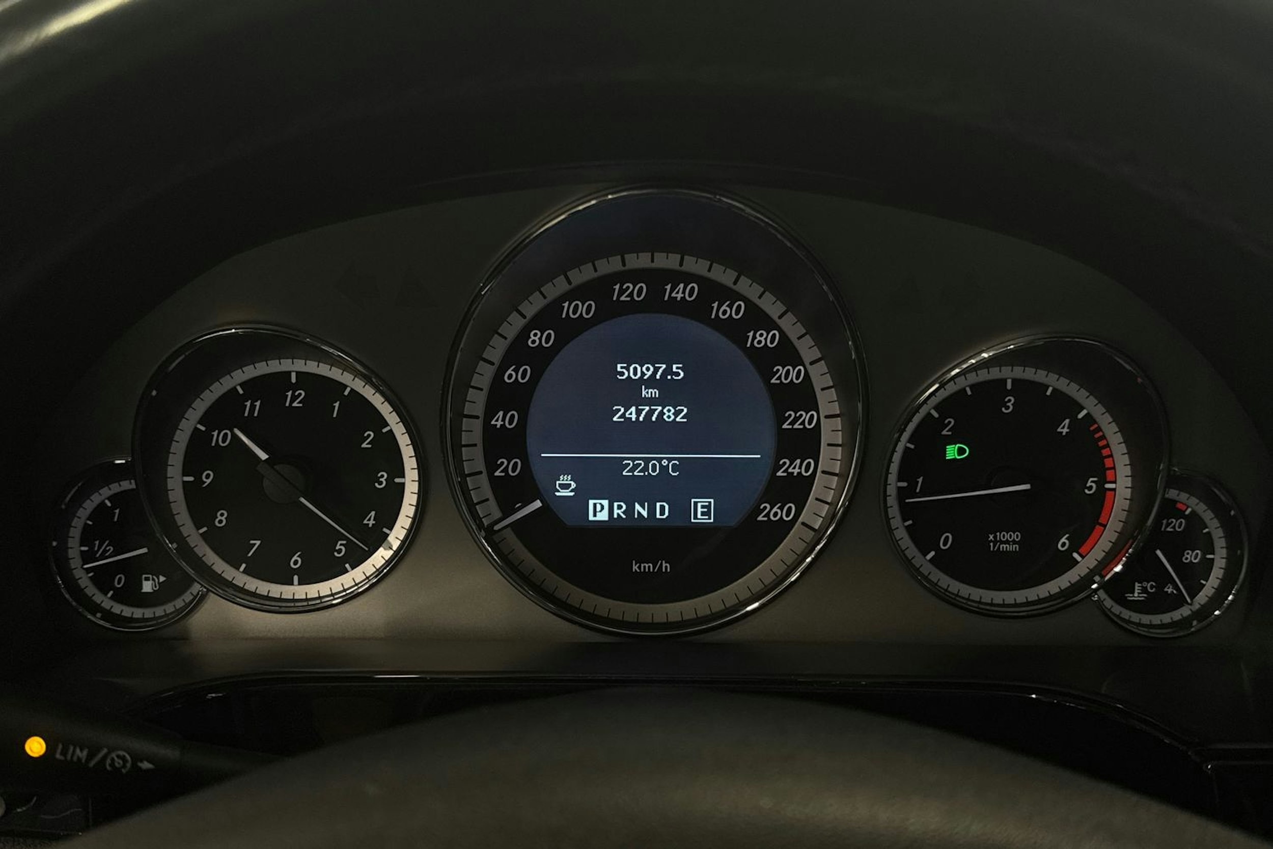 sininen Mercedes-Benz E 2011 kuva 17.