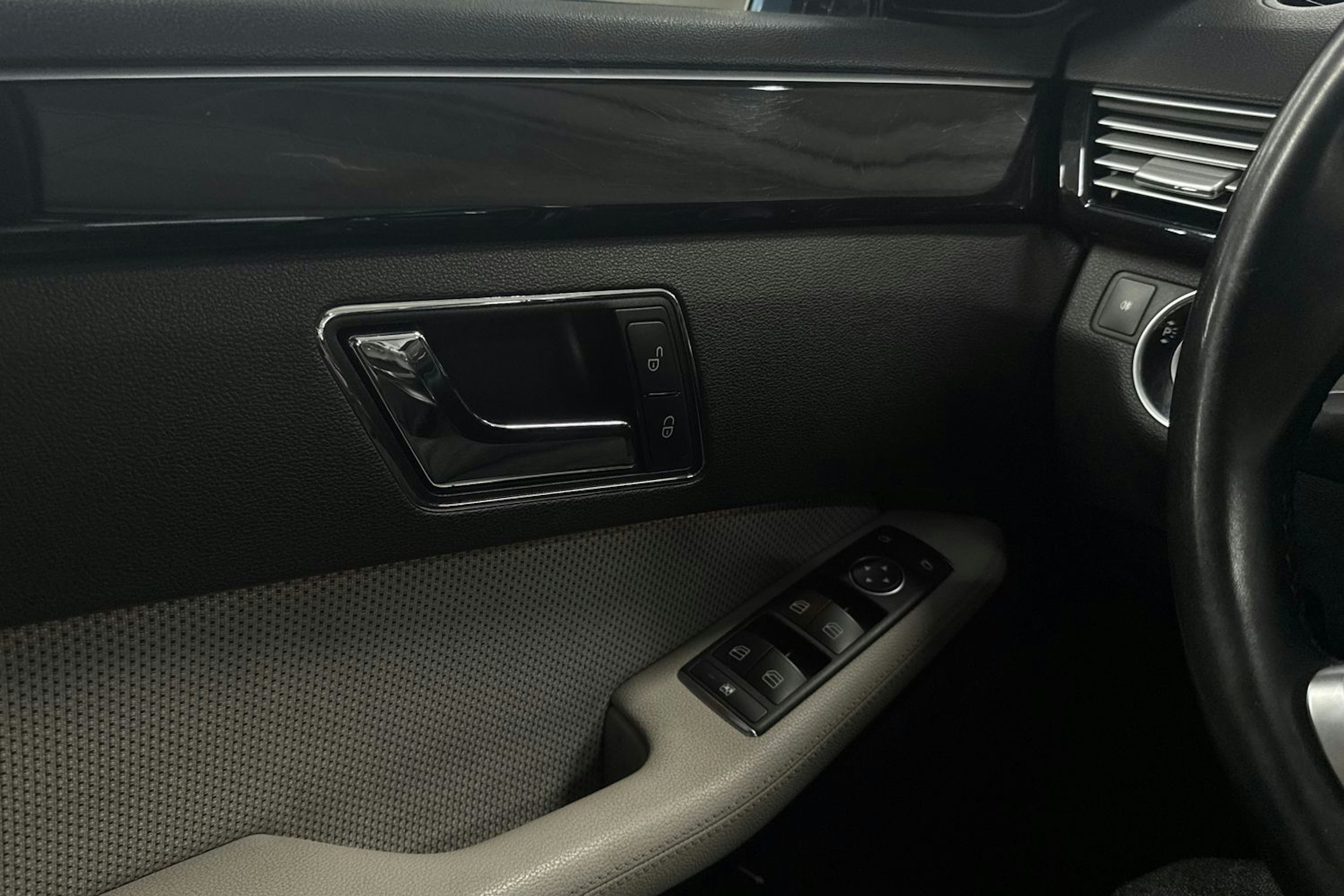 sininen Mercedes-Benz E 2011 kuva 18.