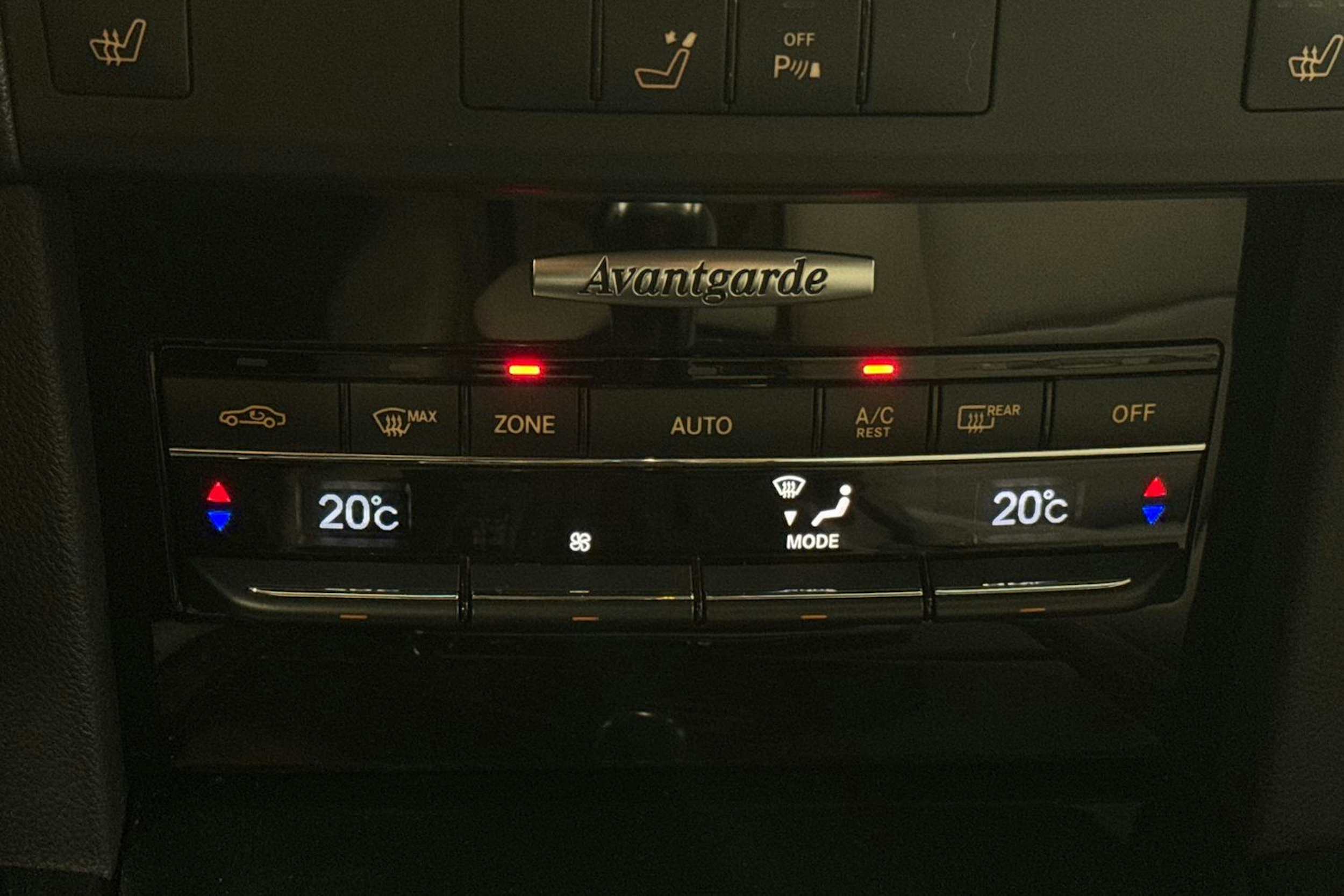 sininen Mercedes-Benz E 2011 kuva 27.