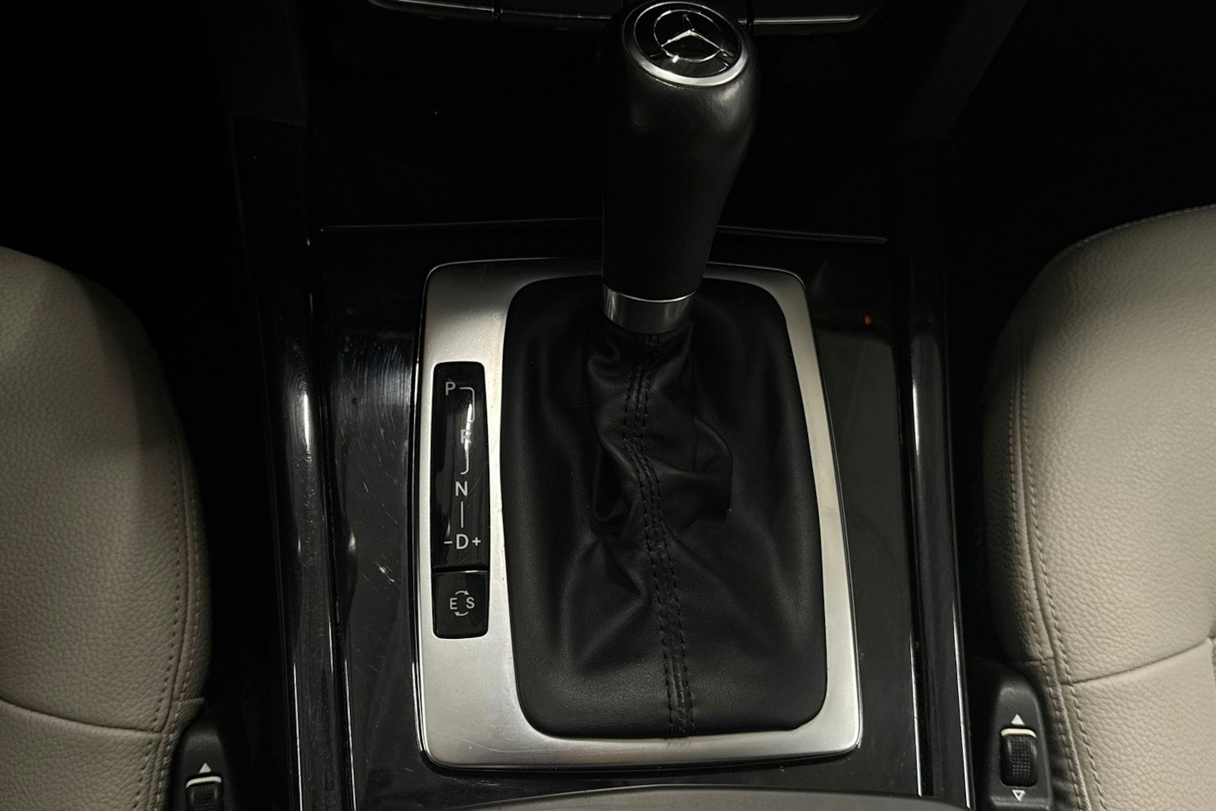 sininen Mercedes-Benz E 2011 kuva 28.