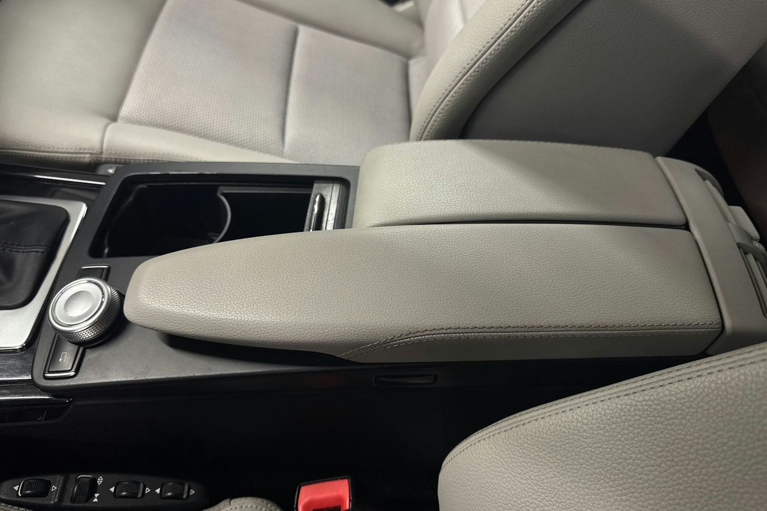 sininen Mercedes-Benz E 2011 kuva 31.