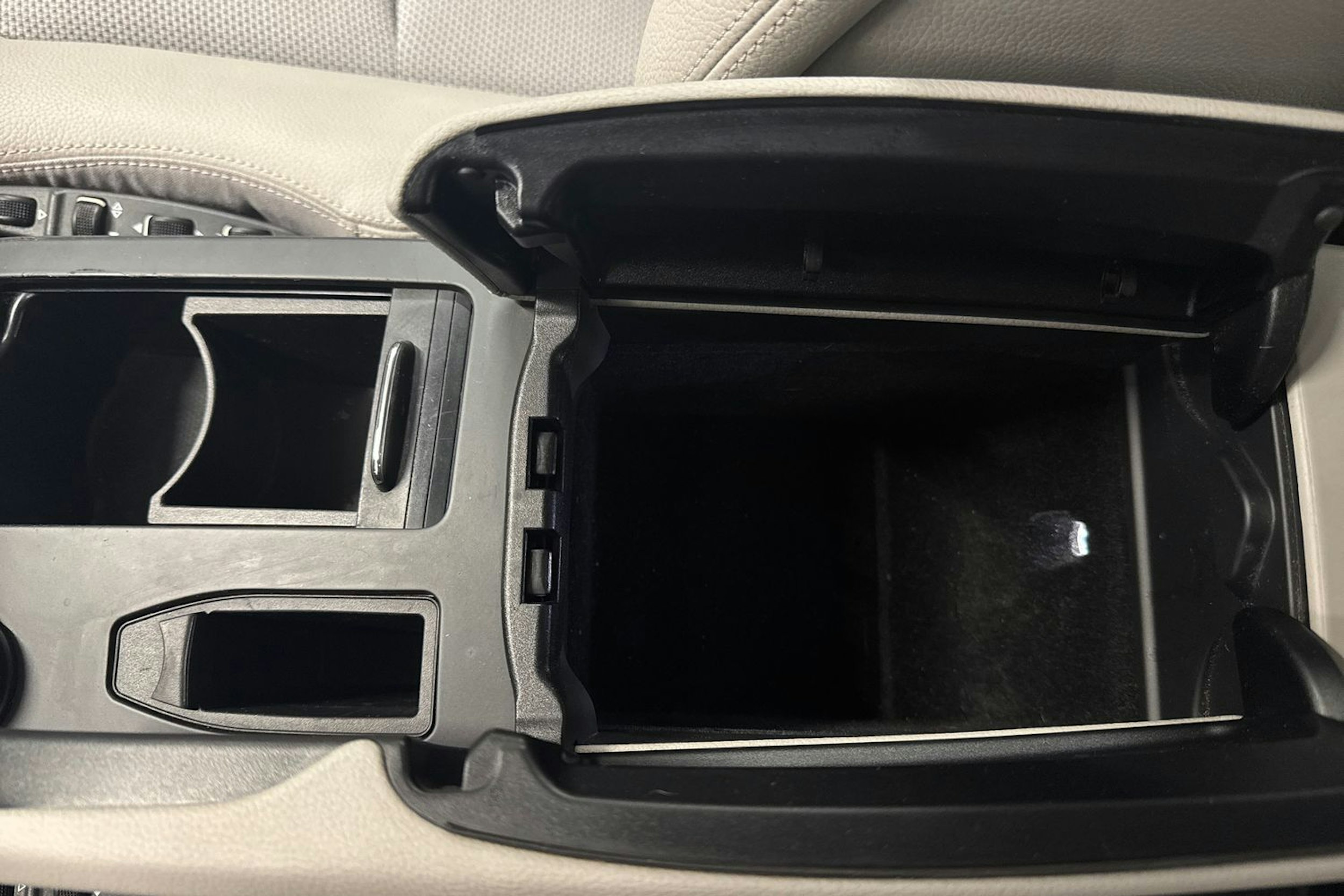 sininen Mercedes-Benz E 2011 kuva 32.