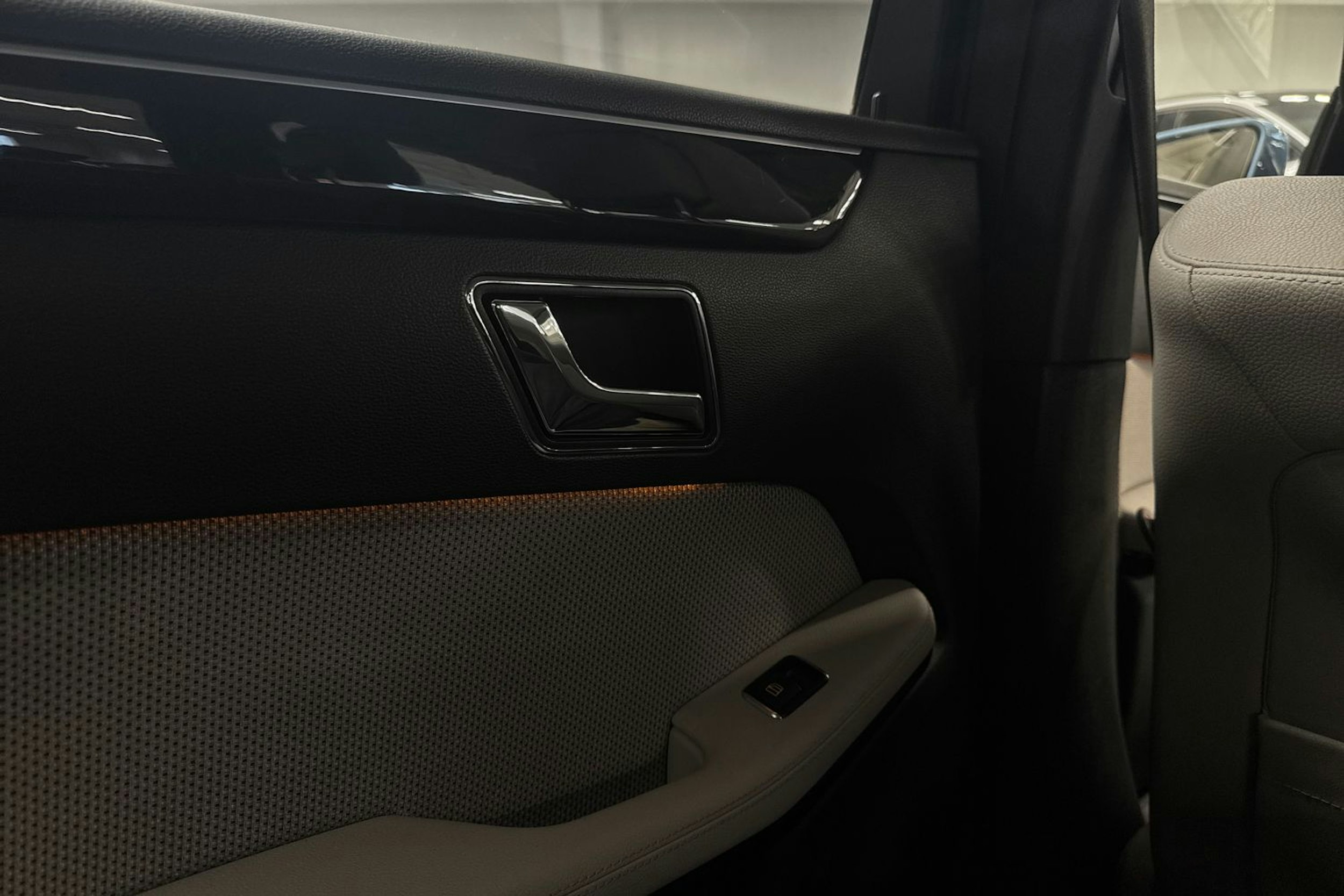 sininen Mercedes-Benz E 2011 kuva 34.