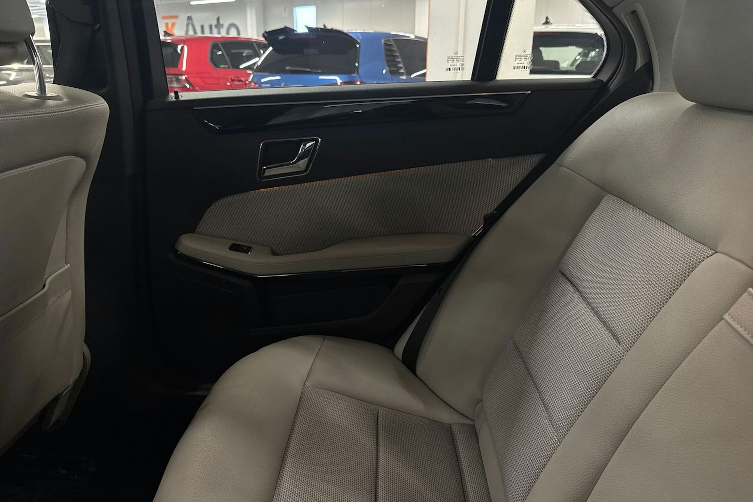 sininen Mercedes-Benz E 2011 kuva 35.