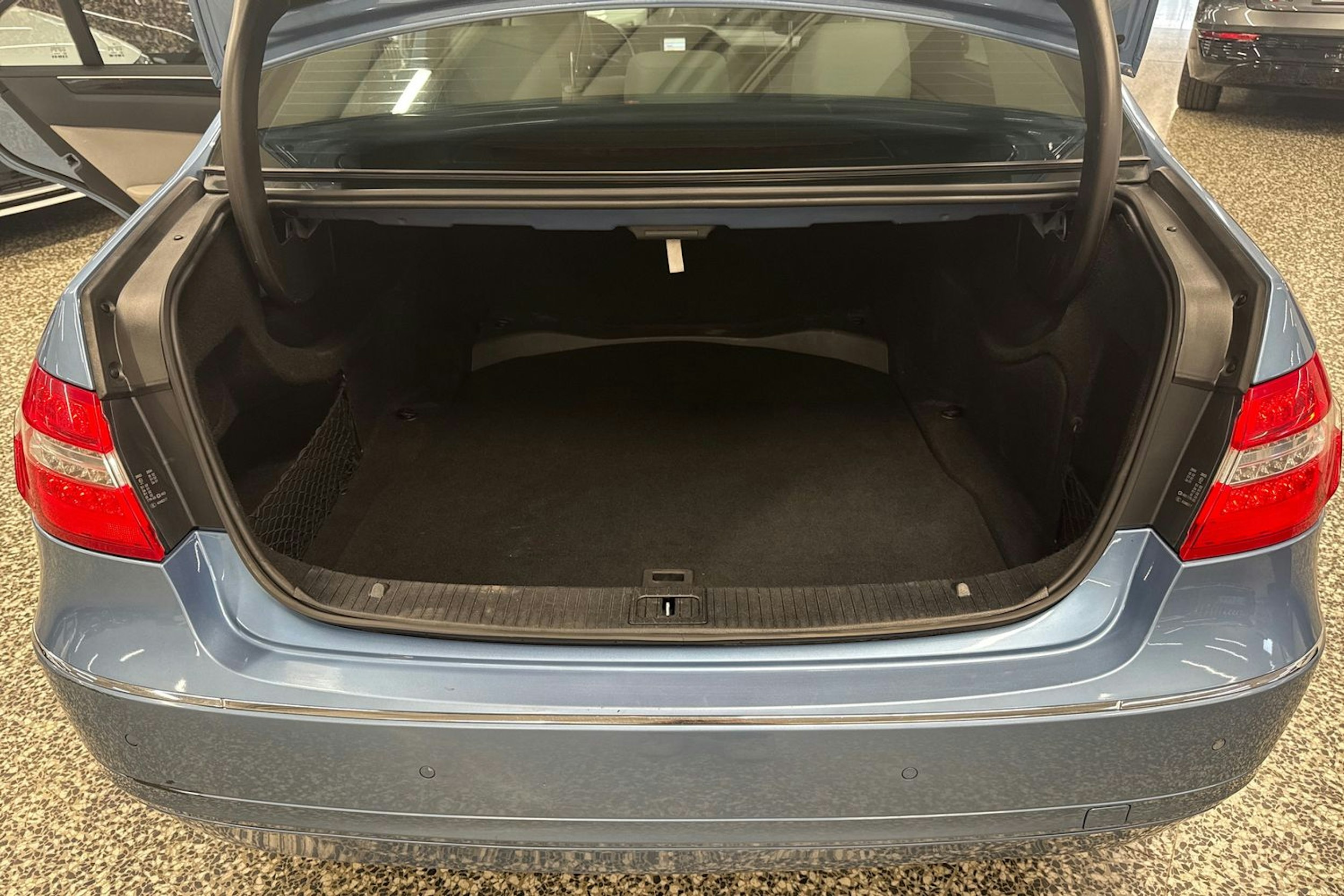sininen Mercedes-Benz E 2011 kuva 36.