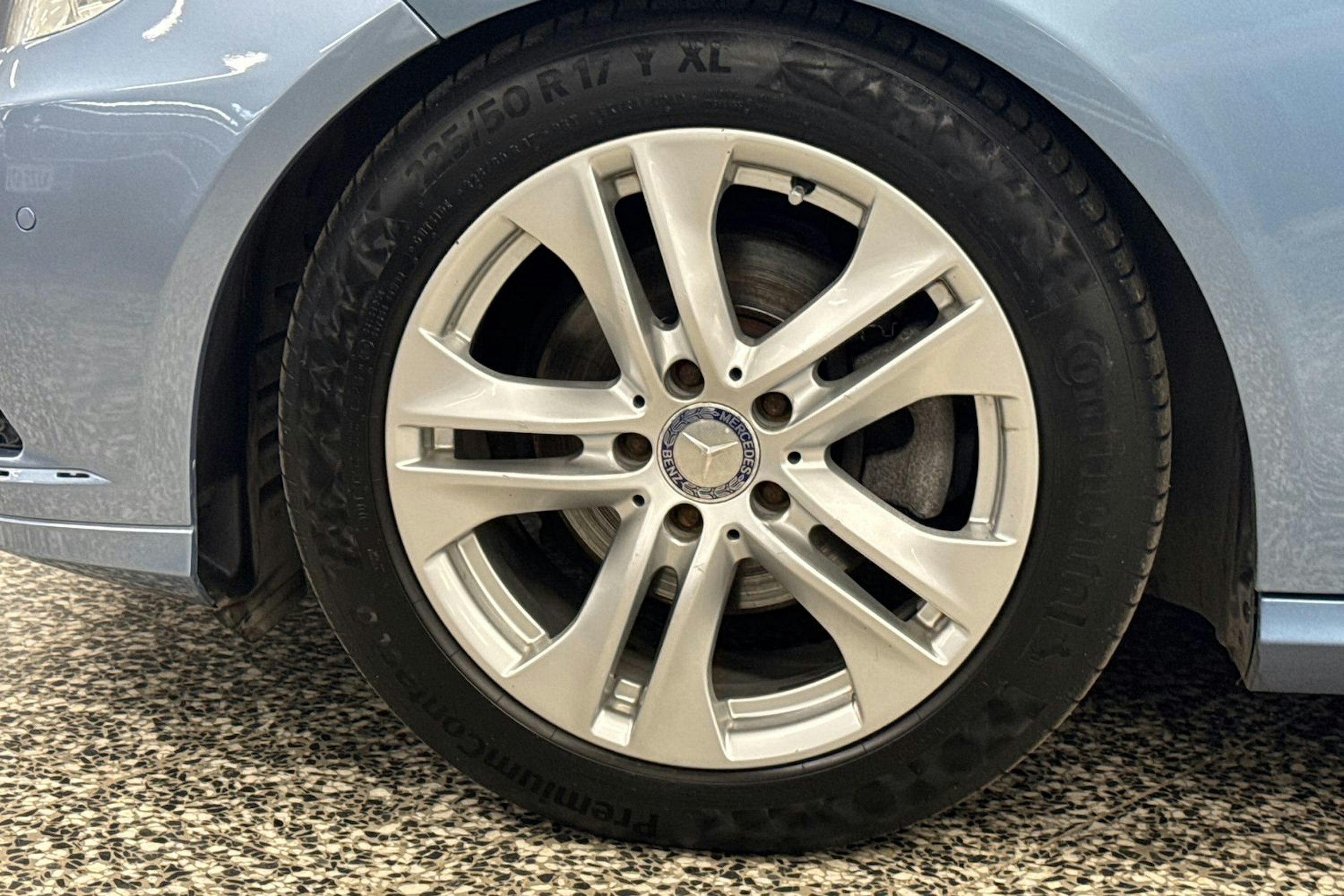 sininen Mercedes-Benz E 2011 kuva 37.