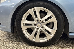 sininen Mercedes-Benz E 2011 kuva 37.