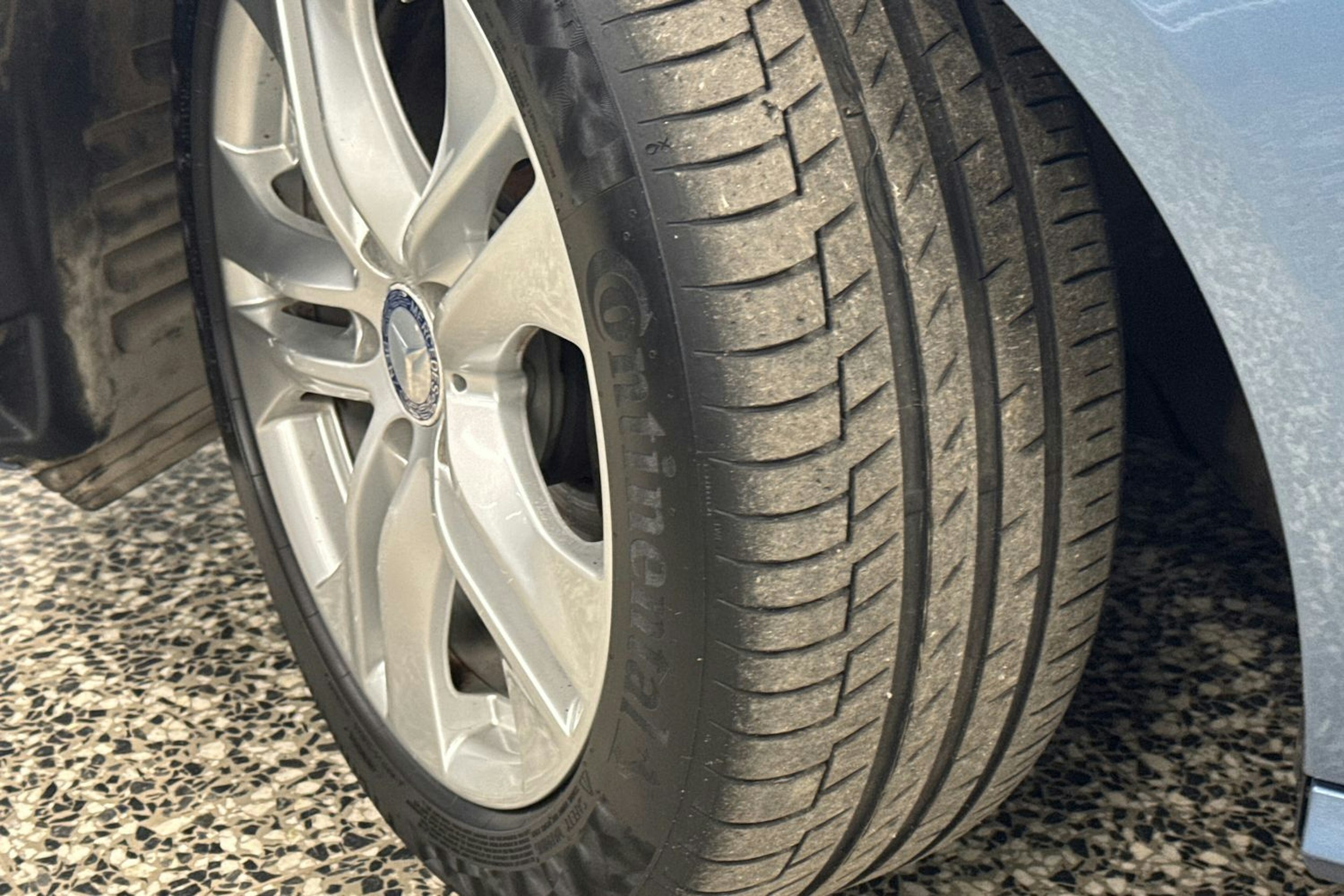 sininen Mercedes-Benz E 2011 kuva 38.