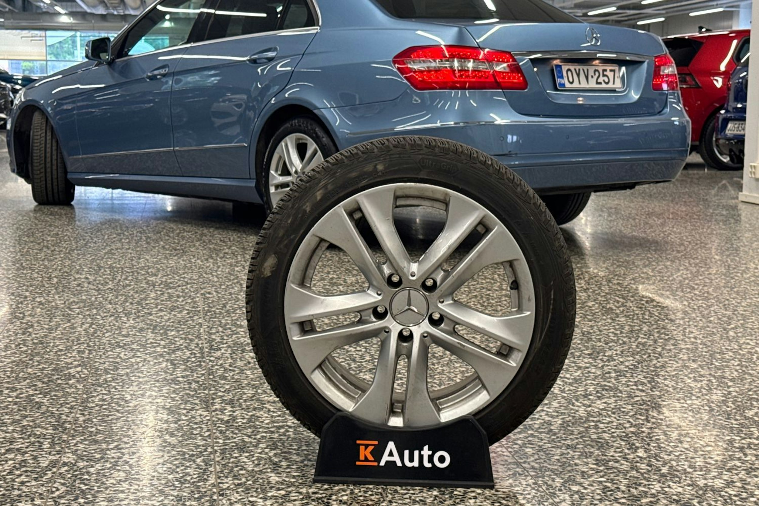 sininen Mercedes-Benz E 2011 kuva 39.