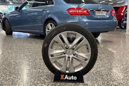 sininen Mercedes-Benz E 2011 kuva 39.