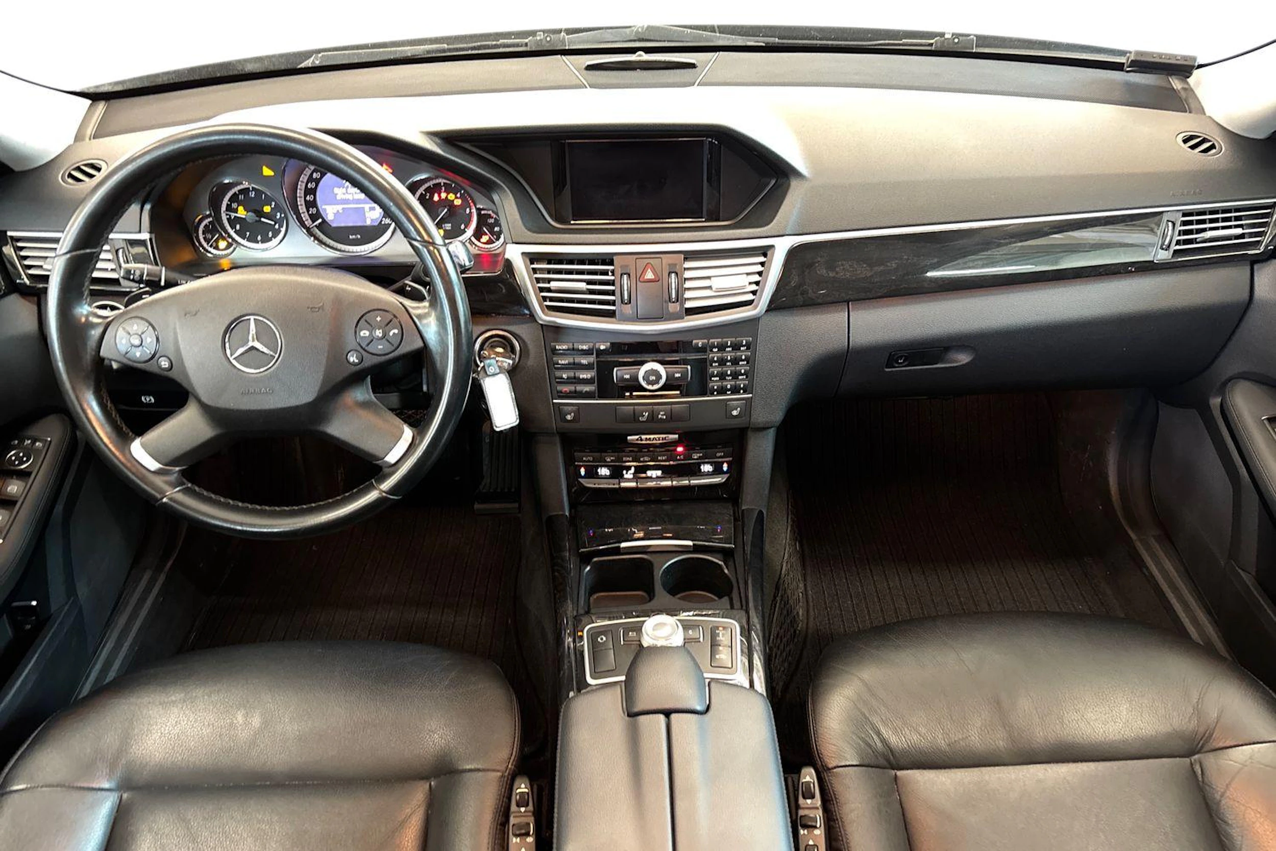 Harmaa Mercedes-Benz E 2011 kuva 7.