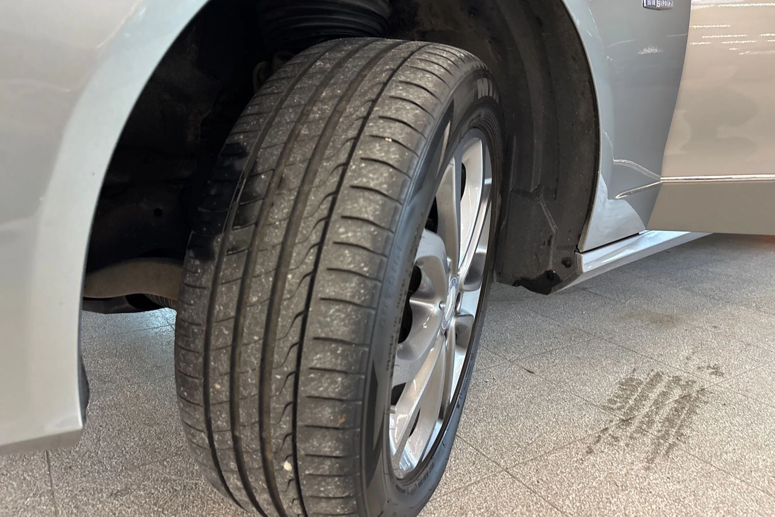 Harmaa Mercedes-Benz E 2011 kuva 10.