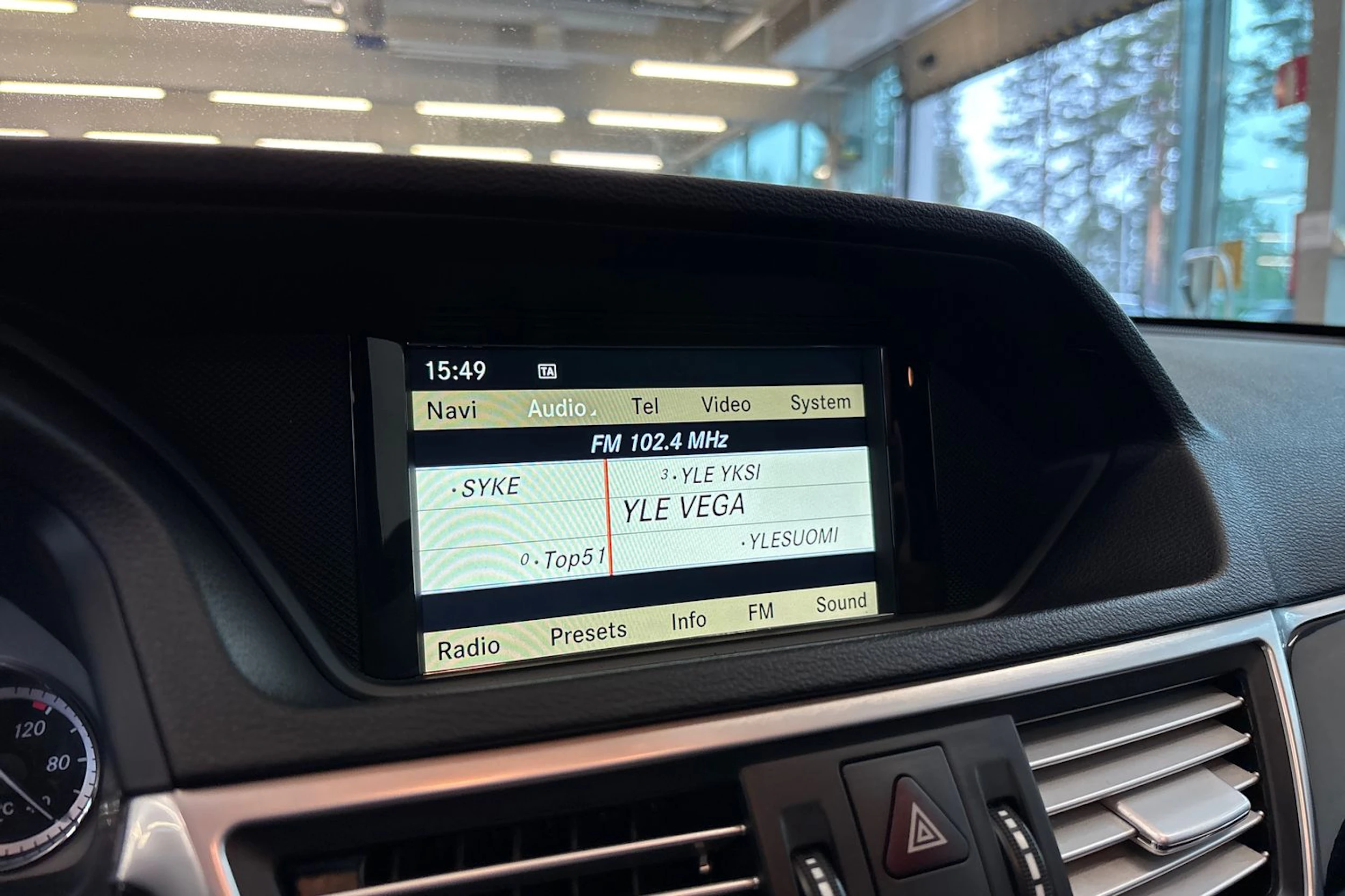 Harmaa Mercedes-Benz E 2011 kuva 16.
