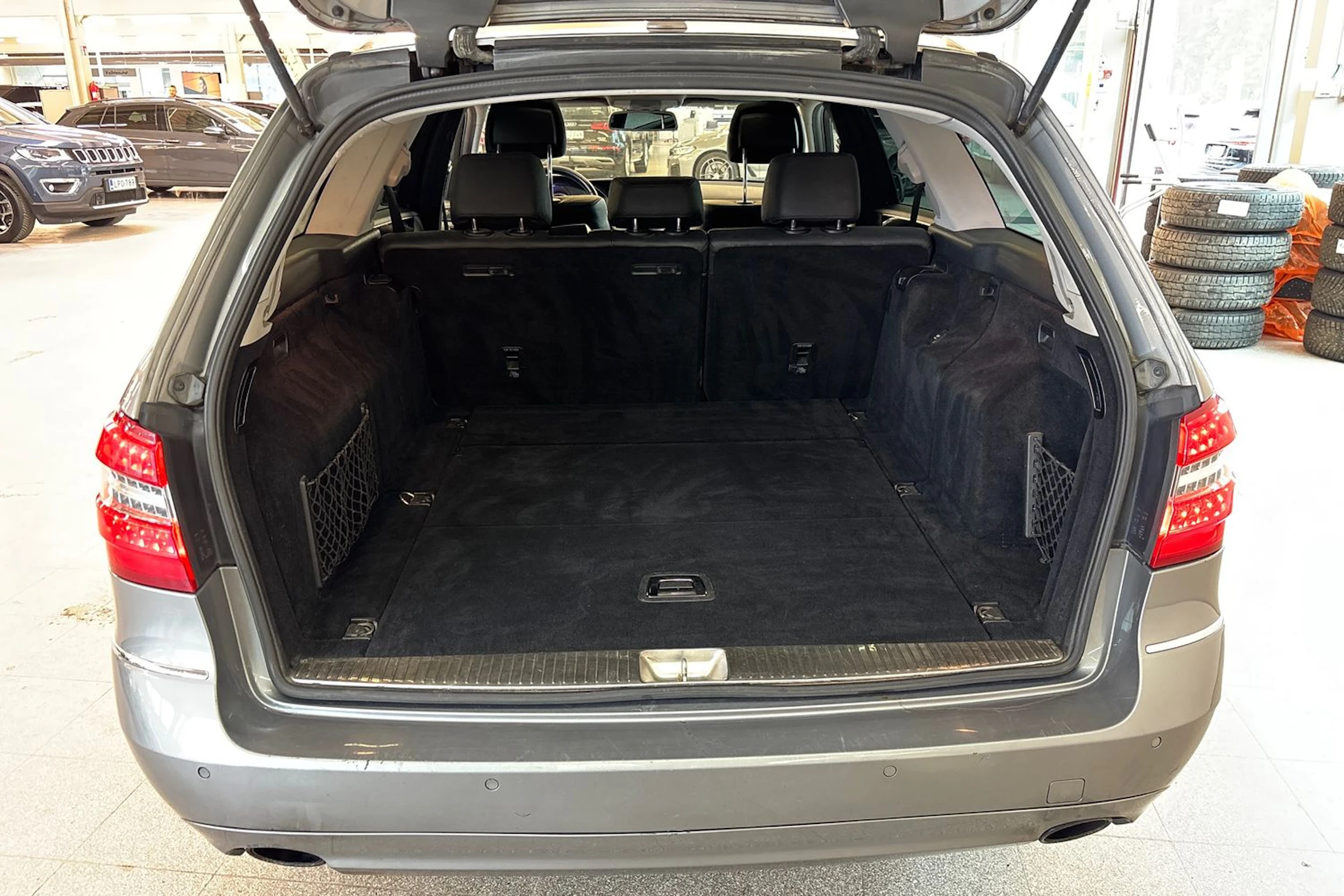 Harmaa Mercedes-Benz E 2011 kuva 24.