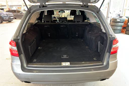 Harmaa Mercedes-Benz E 2011 kuva 24.